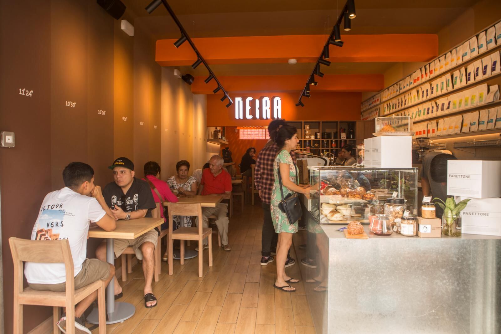 En 2018, Harry Neira abrió su primer local en Miraflores. Además de sus cafeterías, también tuesta blends (mezclas de café) para varios restaurantes.