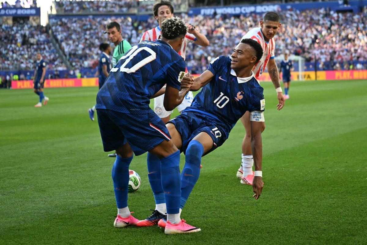 El delantero francés Kylian Mbappé, y el delantero Desire Doué, se dan la mano durante el partido de octavos de final de la Copa Mundial de la FIFA 2026 entre Paraguay y Francia en el Estadio de Filadelfia, el 4 de julio de 2026. (MAURO PIMENTEL / AFP)