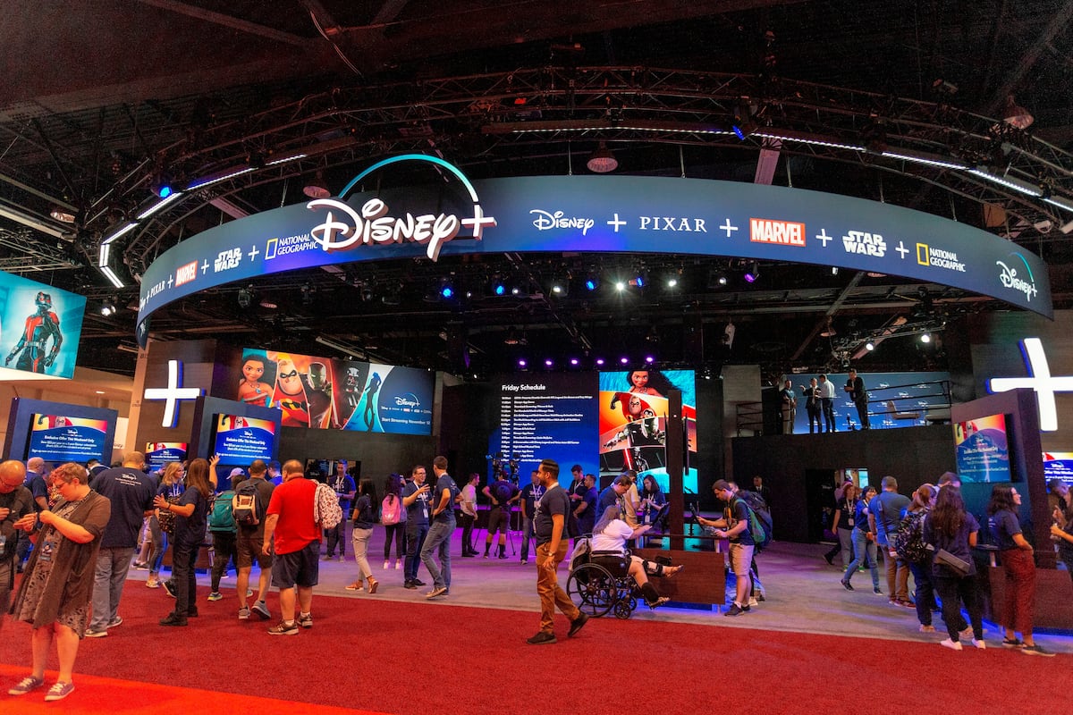 Un gran logo de Disney Plus se exhibe durante la D23 Expo en el Centro de Convenciones de Anaheim, California, EE.UU., el 23 de agosto de 2019. EFE/EPA/ADAM S DAVIS