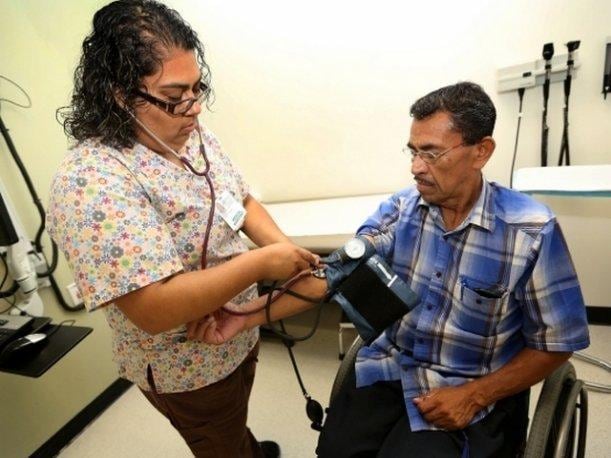 Obamacare permite a los inmigrantes acceder a un seguro de salud a bajo precio. (Foto: laopinion.com)