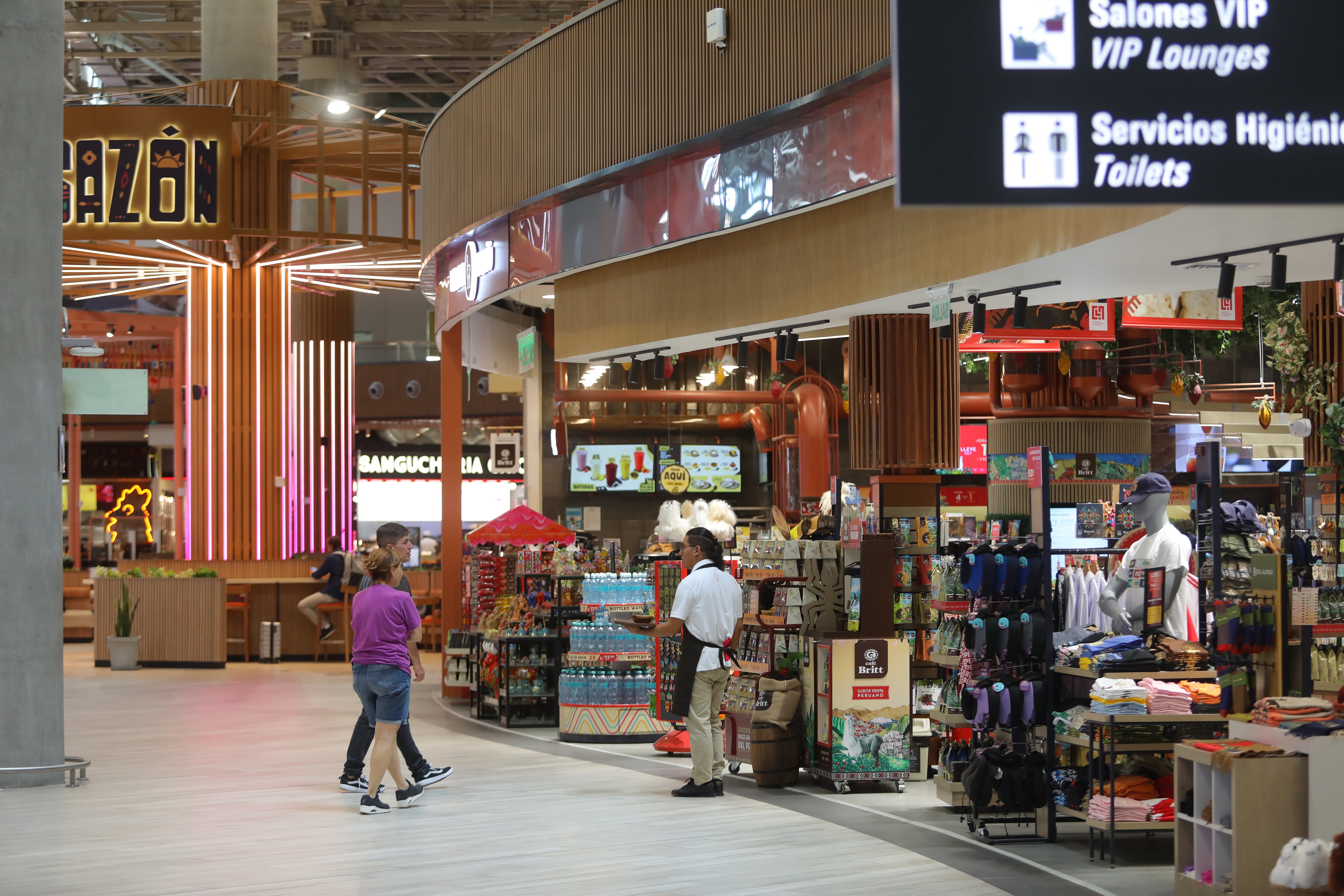 Tiendas con productos libres de impuestos son atractivas para los pasajeros del AIJC.