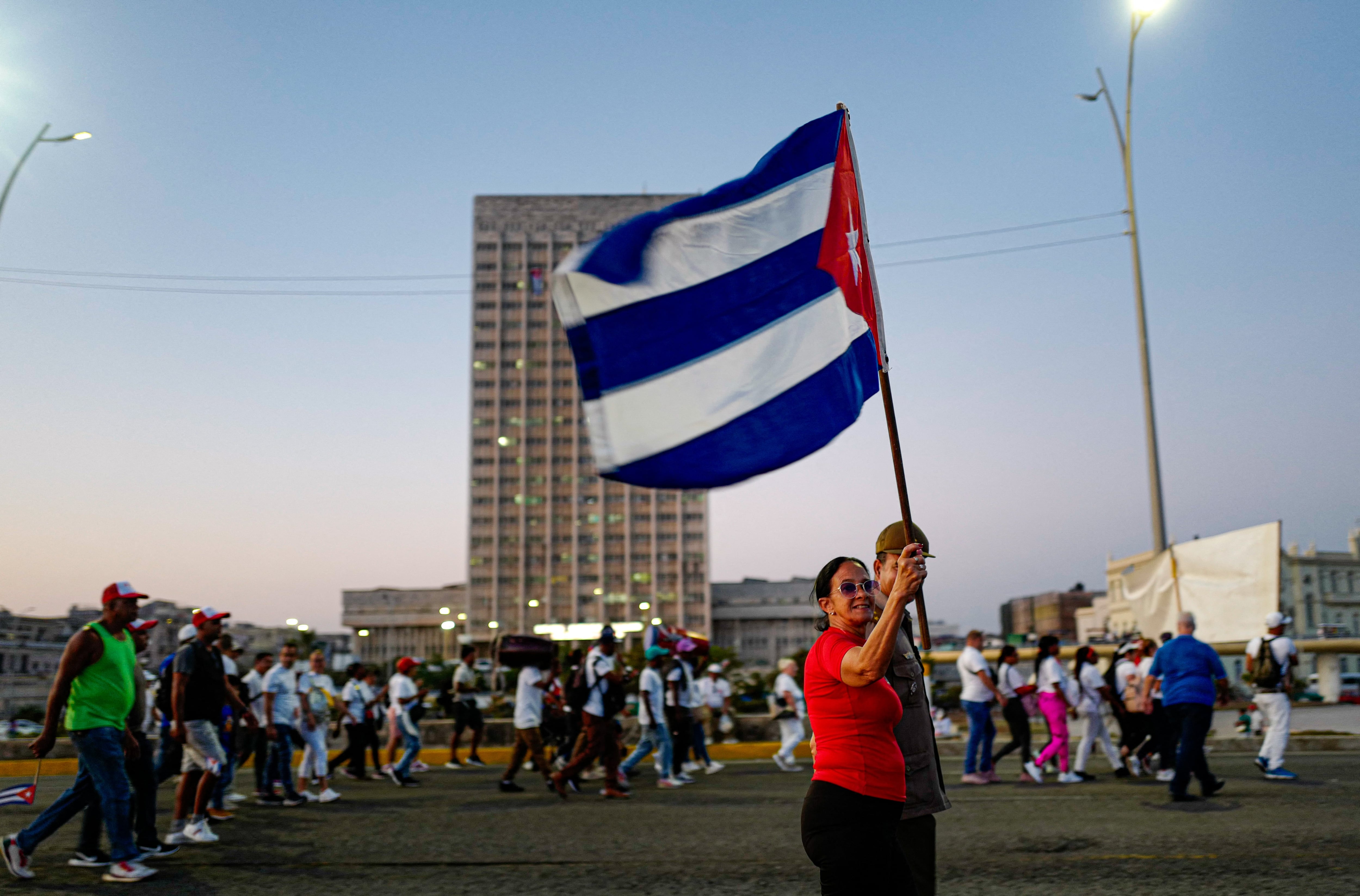 La permanencia de un ciudadano cubano por largo tiempo en el extranjero no constituye motivo para, por ejemplo, perder propiedades, su patrimonio o una casa, como sí sucedía en décadas anteriores bajo la antigua ley. Foto: ADALBERTO ROQUE / AFP