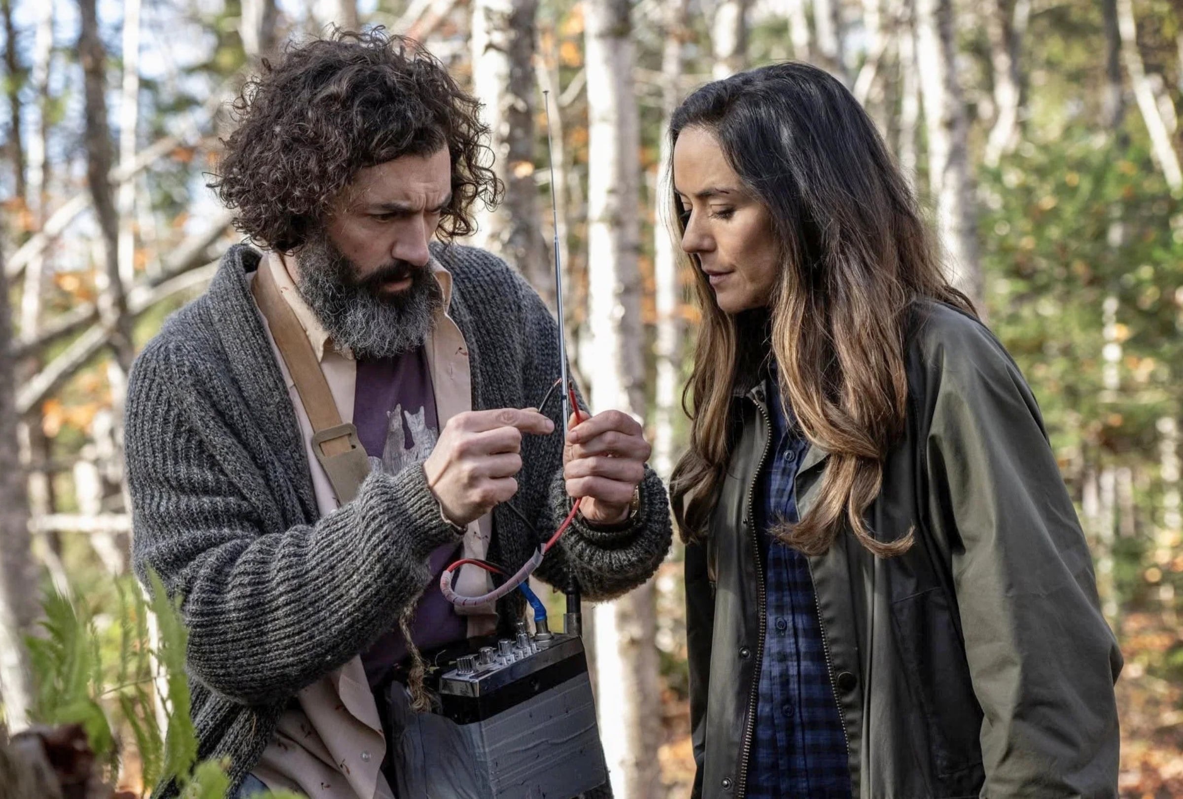 Jade, interpretado por David Alpay, y Tabitha, a quien le da vida Catalina Sandino Moreno, unen fuerzas en la temporada 4 de la serie "From" (Foto: MGM International TV Productions)