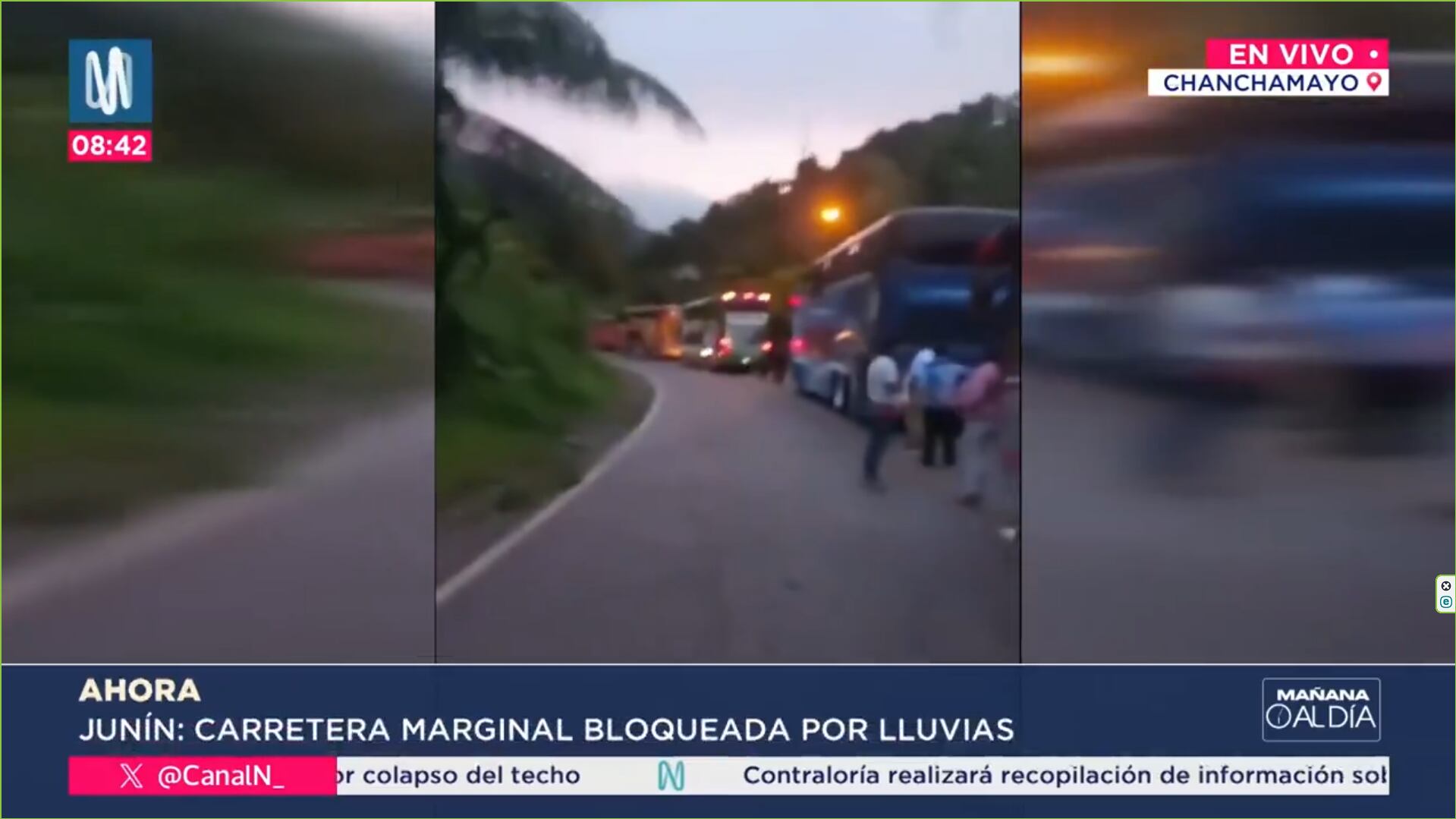 Cientos de vehículos se encuentran varados entre las localidades de Perené y Pichanaqui, en la carretera Marginal. Foto: Captura Canal N.