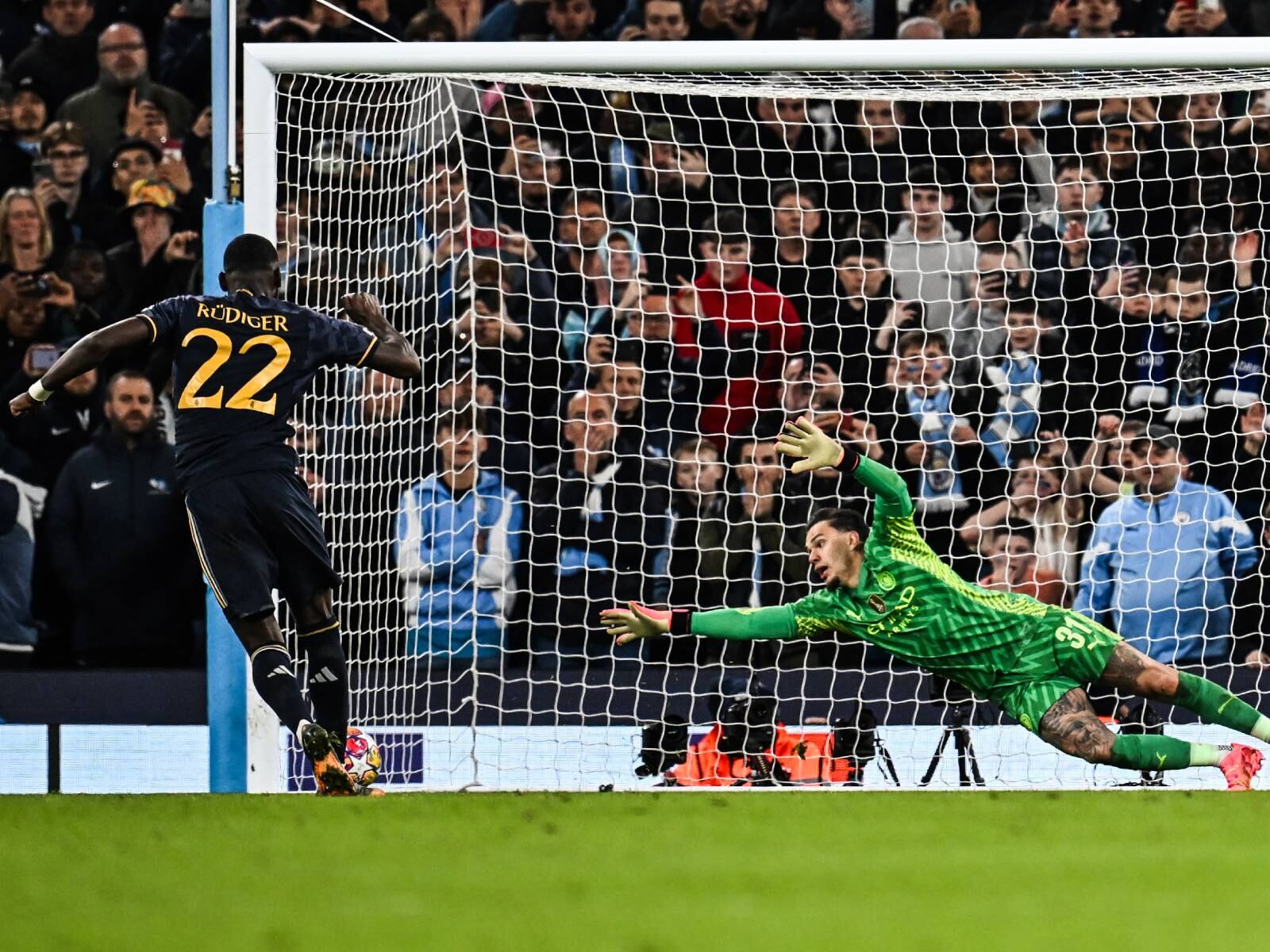 Antonio Rüdiger marcó el gol decisivo para darle la clasificación al Real Madrid en la tanda de penales contra el Manchester City. (Foto: AFP)