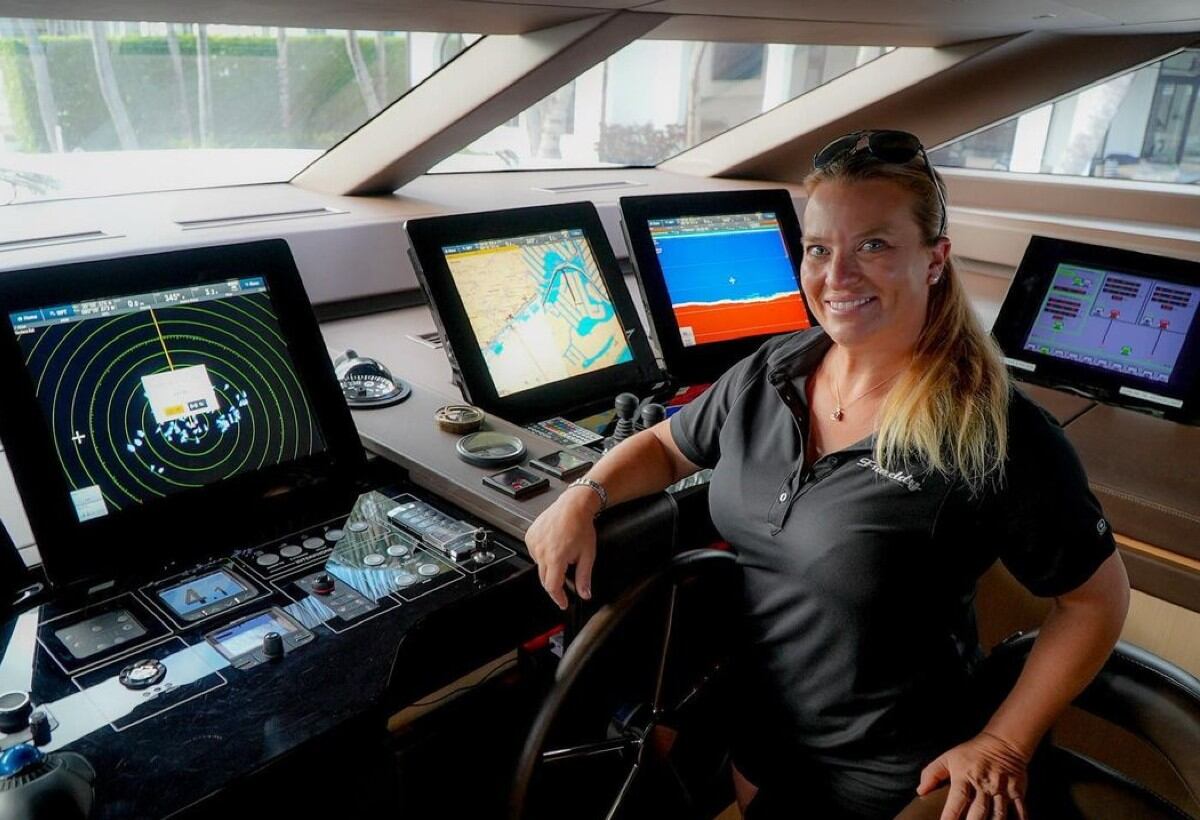VIRAL | Capitán Kelly J. Gordon, conduciendo un superyate. (Instagram captain_kellyjgordon)