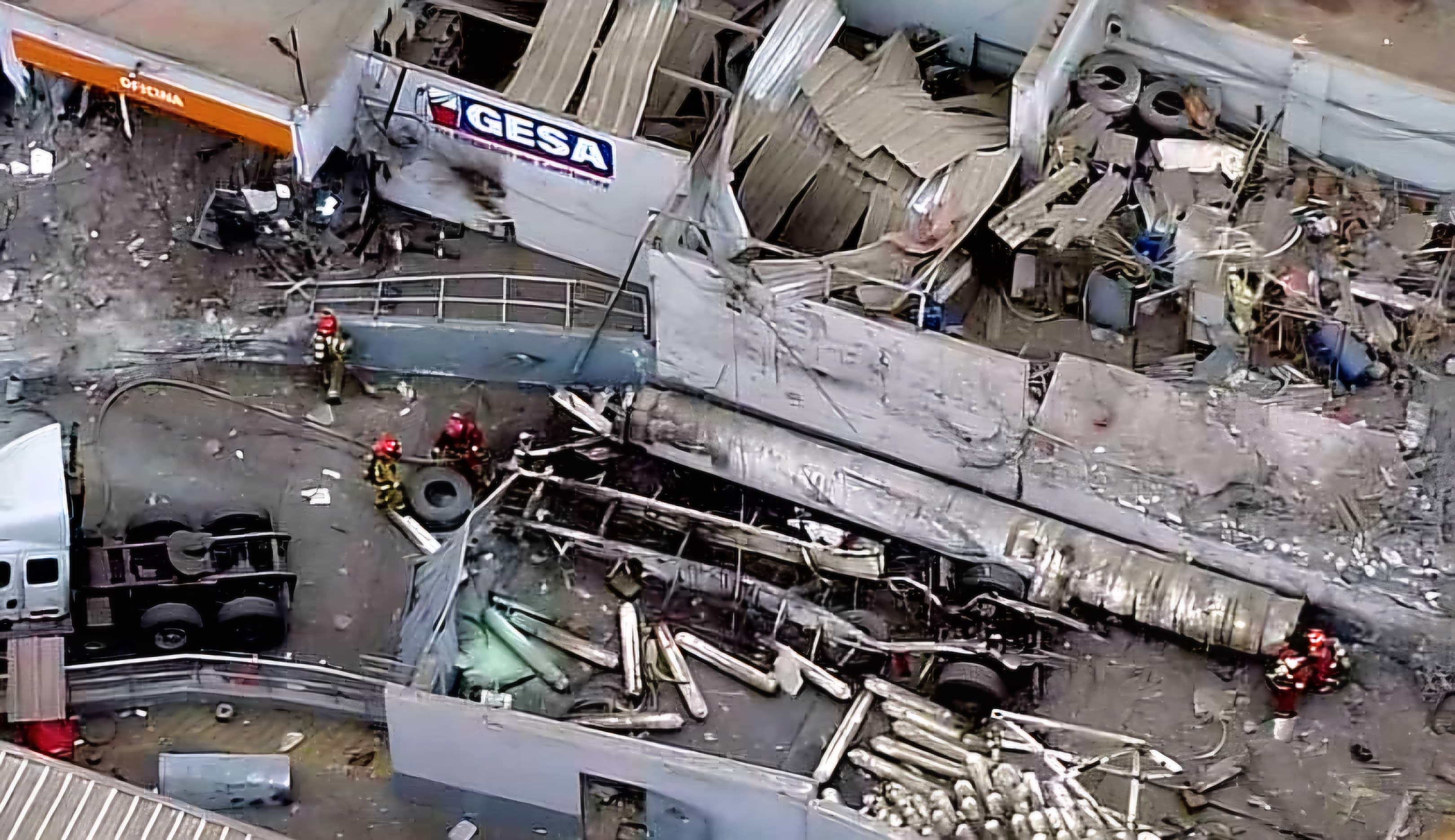 Esta tarde se produjo una deflagración en el grifo ubicado en el cruce de la avenida Lima (Atocongo) con Pachacutec, en el distrito de Villa María del Triunfo.