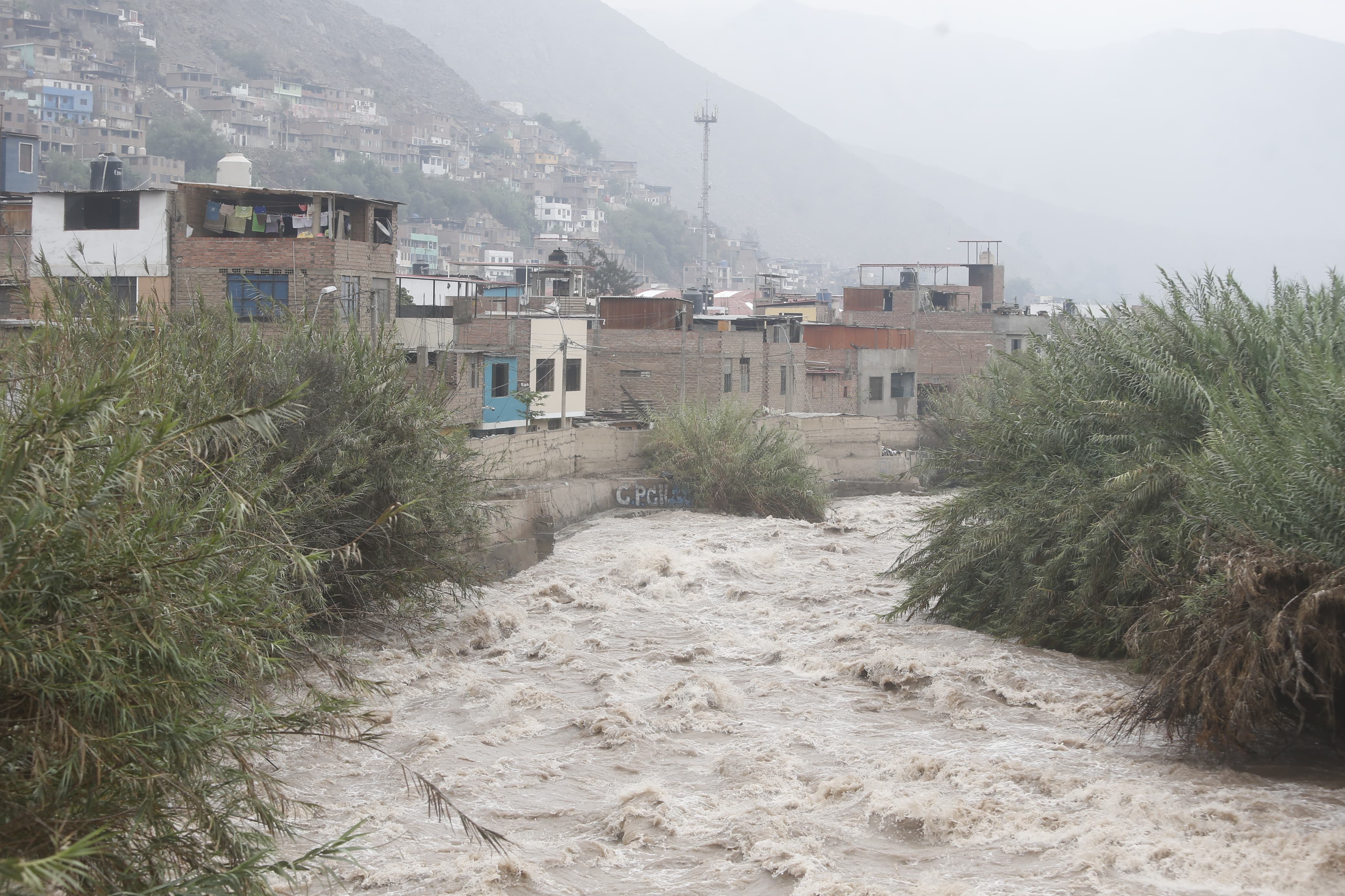 El río Rímac aumentó su caudal en las últimas horas debido a las intensas lluvias en la sierra del país. (Foto: Mario Zapata Nieto / @photo.gec)