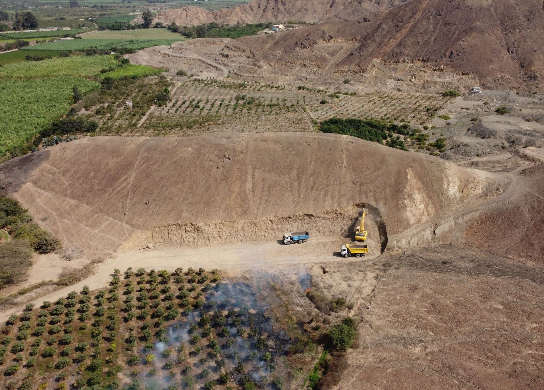 Investigadores del Proyecto Arqueológico Valle de Virú (PAVI) encontraron maquinaria pesada cerca donde se hallaban geoglifos asociados a pozos mochicas. Foto: Andina/Difusión