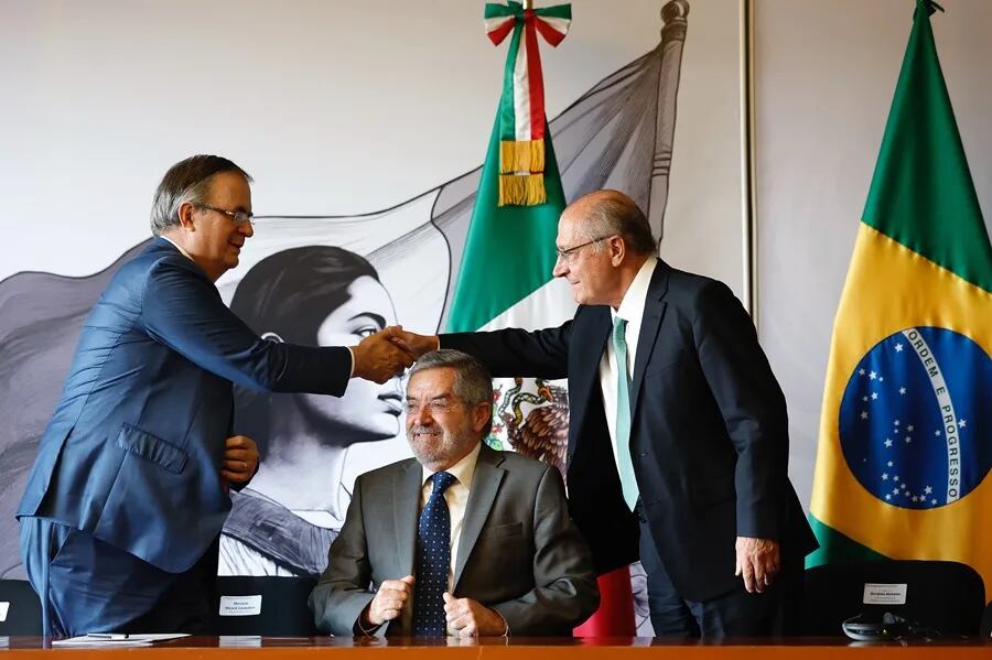 El secretario de Economía de México, Marcelo Ebrard, el canciller mexicano, Juan Ramón de la Fuente y el vicepresidente de Brasil, Gerardo Alckim. (Foto: EFE)