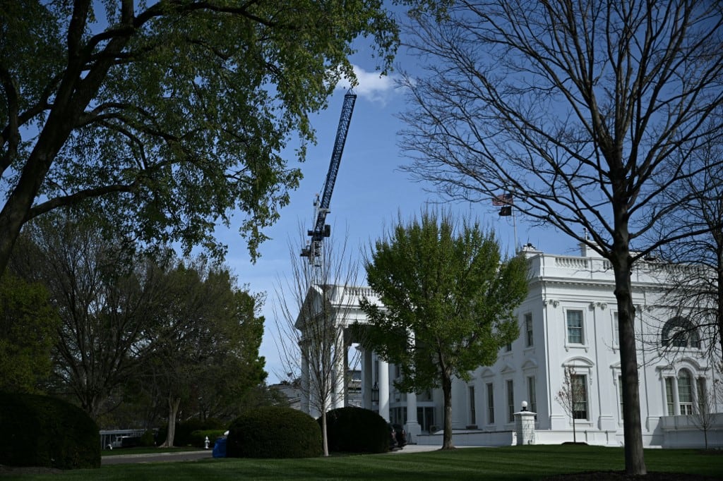 Una grúa trabajando en el salón de baile que planeaba construir el presidente estadounidense Donald Trump se observa en la Casa Blanca en Washington, D.C., el 31 de marzo de 2026. (Foto de Brendan SMIALOWSKI / AFP)