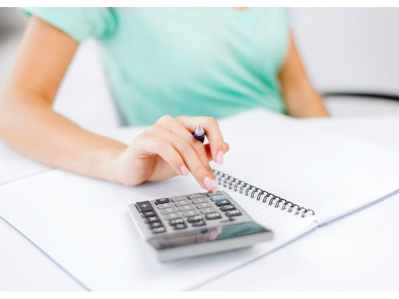 Según especialistas en consumo, estos costos pueden representar un adicional considerable en el gasto inicialmente previsto por los hogares. Foto: Freepik.