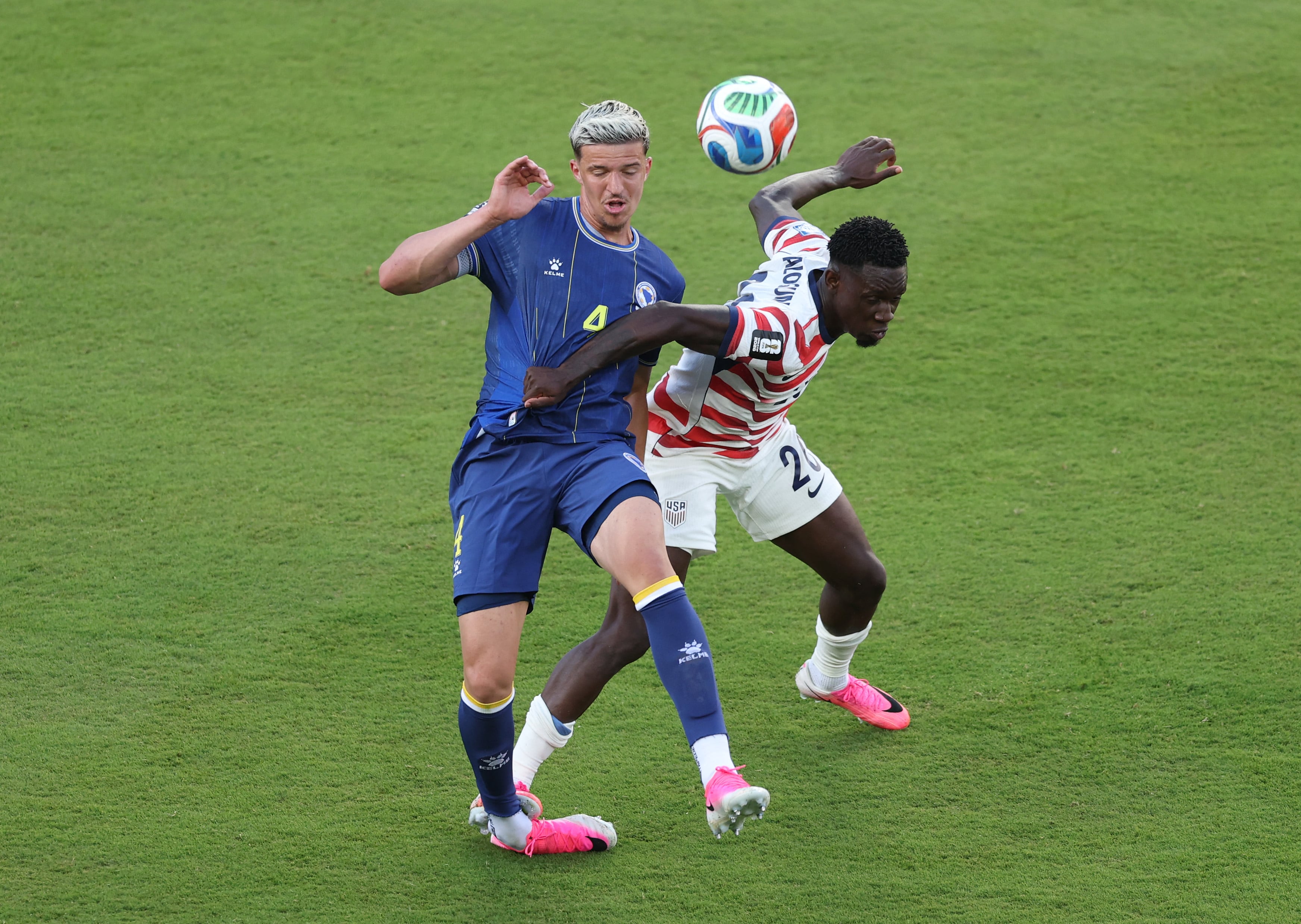 Folarin Balogun #20 de Estados Unidos comete una falta sobre Tarik Muharemovic #4 de Bosnia y Herzegovina, jugada que posteriormente es revisada por el VAR y sancionada con tarjeta roja durante el partido de dieciseisavos de final de la Copa Mundial de la FIFA 2026 entre Estados Unidos y Bosnia y Herzegovina en el Estadio de la Bahía de San Francisco el 1 de julio de 2026 en Santa Clara, California. Michael Steele/Getty Images/AFP (Foto de MICHAEL STEELE / GETTY IMAGES NORTH AMERICA / Getty Images vía AFP)