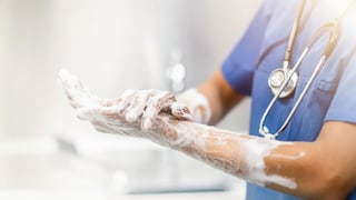 Plantean cambios en ficha técnica de antiséptico en hospitales, clave para prevenir infecciones