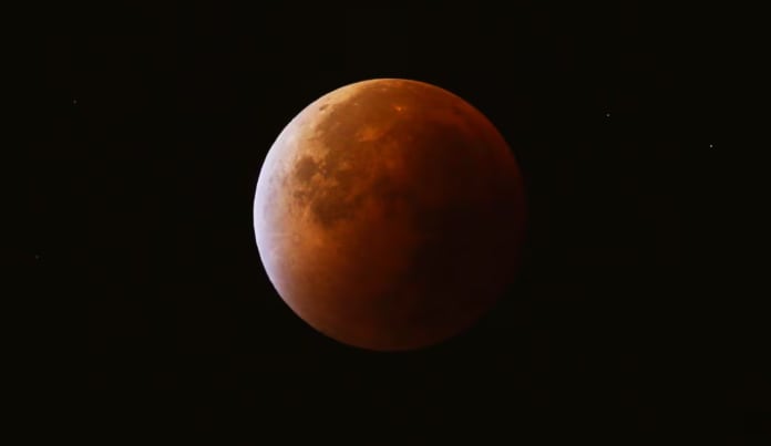 El 3 de marzo de 2026 ocurrirá un eclipse lunar total, también conocido como Luna de Sangre (Foto: Valery Hache / AFP)