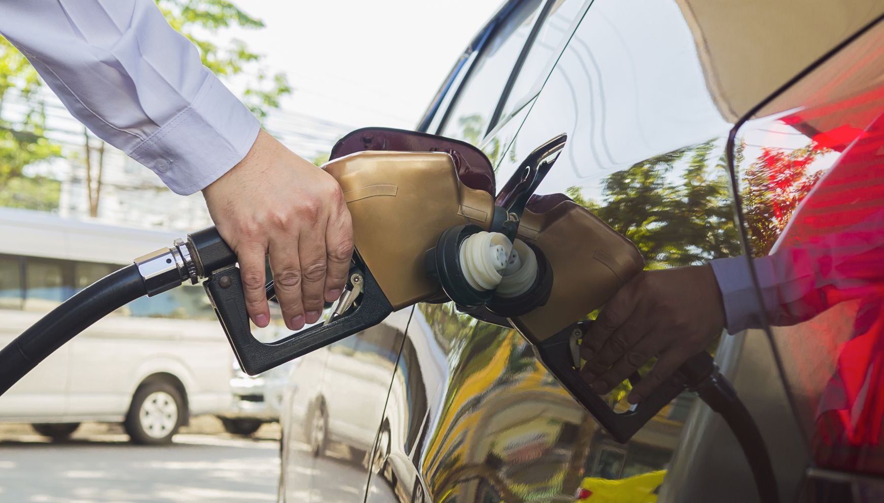 Expertos advierten que, con reservas de petróleo en niveles bajos y el feriado cerca, cualquier nueva tensión internacional podría disparar aún más los precios de la gasolina (Foto: Freepik)