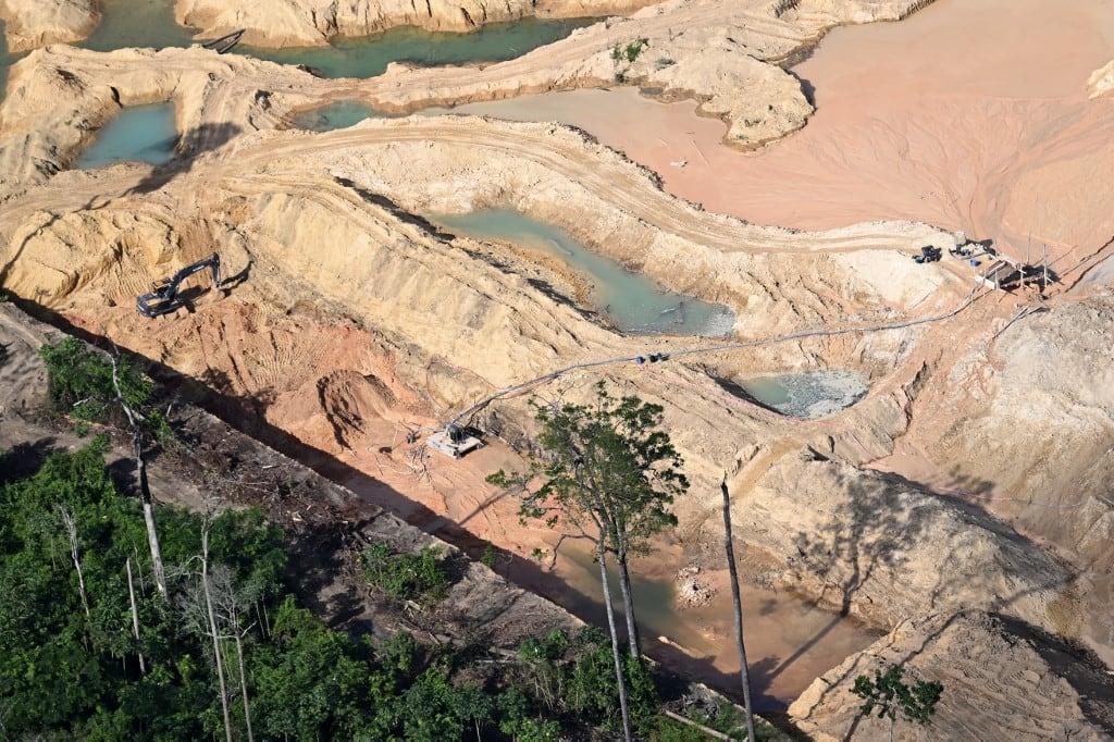 Vista aérea de una zona minera ilegal en el Parque Nacional Río Novo, en el municipio de Itaituba, en la selva amazónica, al suroeste del estado de Pará, Brasil, el 21 de mayo de 2026. (Foto de Evaristo Sa / AFP)