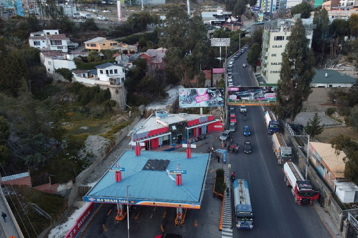 Vehículos hacen fila en una gasolinera en La Paz el 19 de diciembre. Fotógrafo: Manuel Seoane/Bloomberg