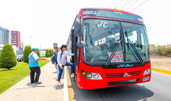 El servicio funcionará con buses de rutas de transporte público autorizado que estarán al servicio de los asistentes desde las 6 p. m. Foto: gob