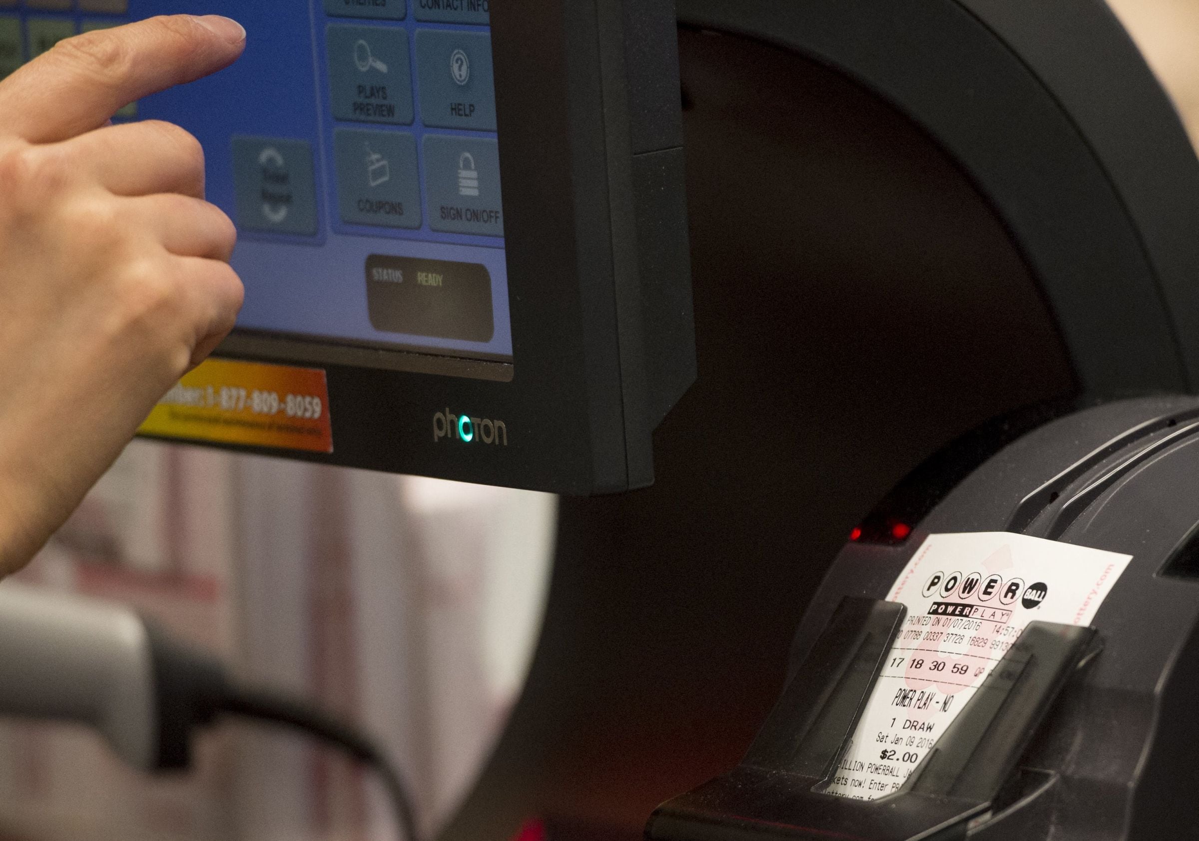 Por lo general, los participantes del Powerball pueden reclamar un premio de hasta $600 en cualquier lotería autorizada de la jurisdicción donde compraron el boleto. (Foto: SAUL LOEB / AFP)