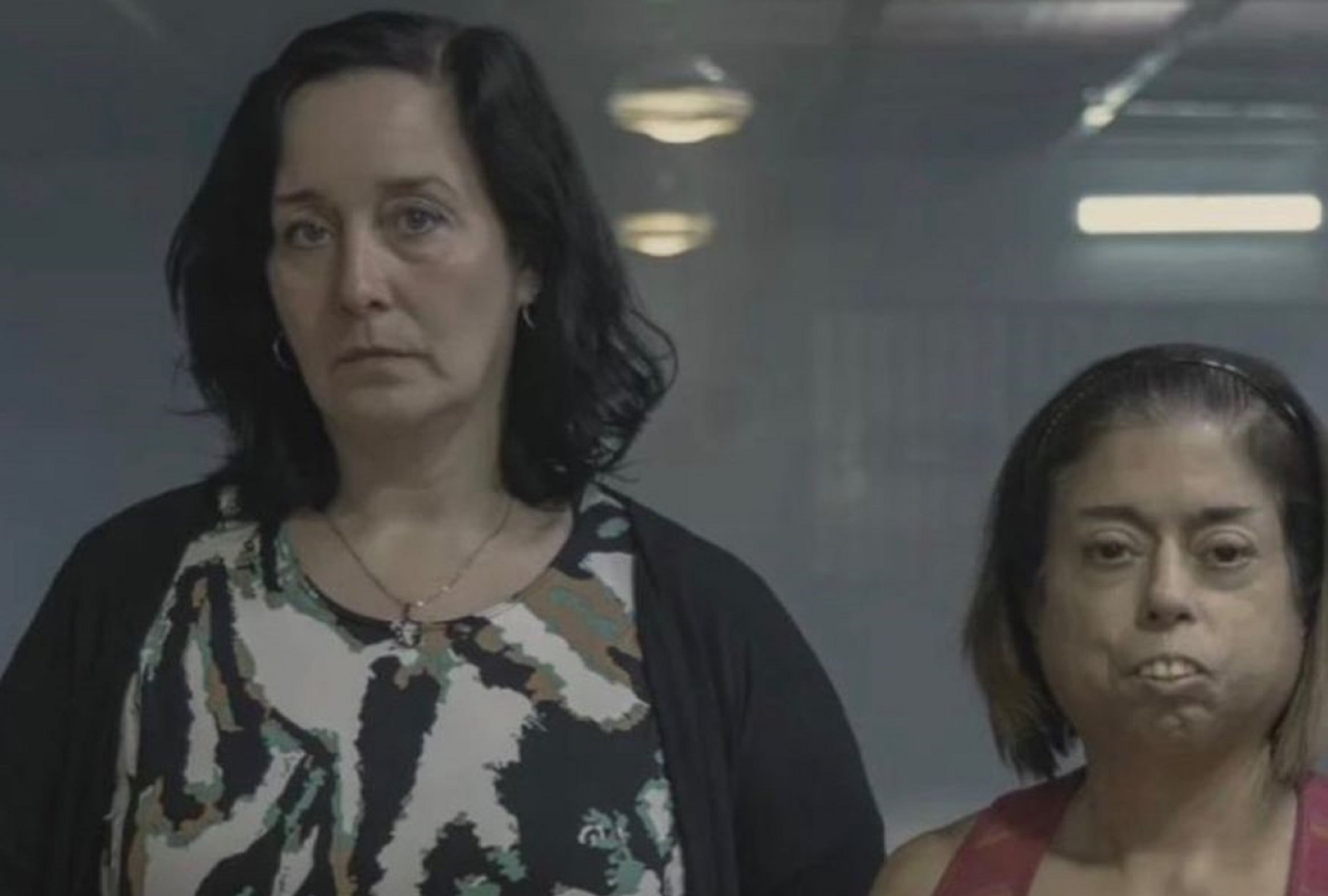 Ana Garibaldi (Gladys Guerra de Borges) junto a Mercedes Portillo en una escena de la segunda temporada de la serie argentina "En el barro" (Foto: Netflix)