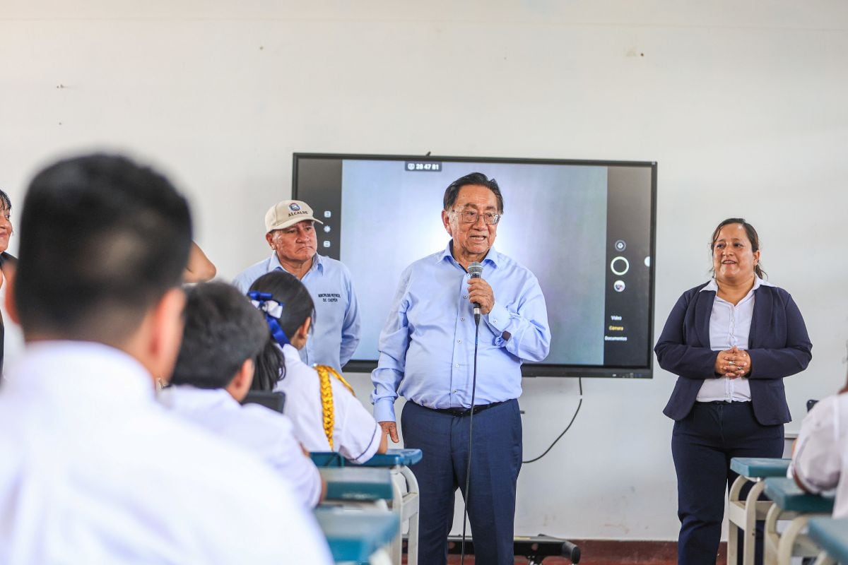 Mandatario participó en entrega de equipos de cómputo en institución educativa de Chepén. Foto: Presidencia.