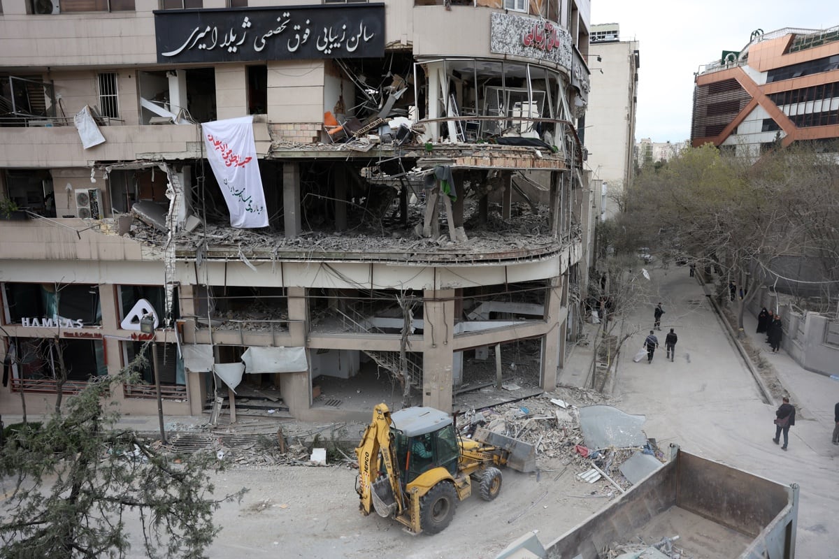 Edificio de oficinas y sede de la cadena de televisión catarí Al-Arabiya, dañados tras un ataque aéreo en el norte de Teherán, Irán, el 29 de marzo de 2026. (EFE/EPA/ABEDIN TAHERKENAREH)