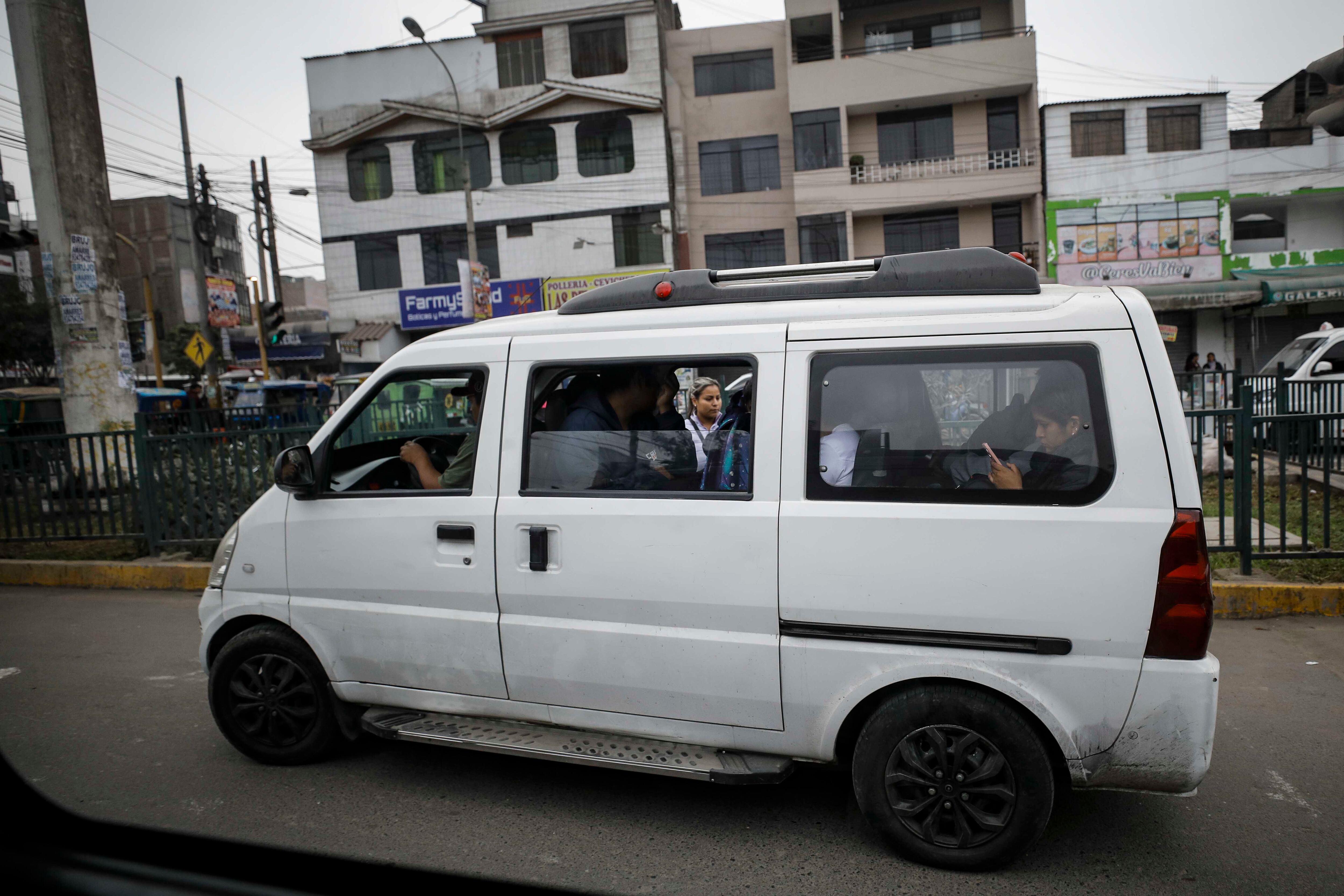 Colectiveros inician paro en la frontera de Perú y Chile.