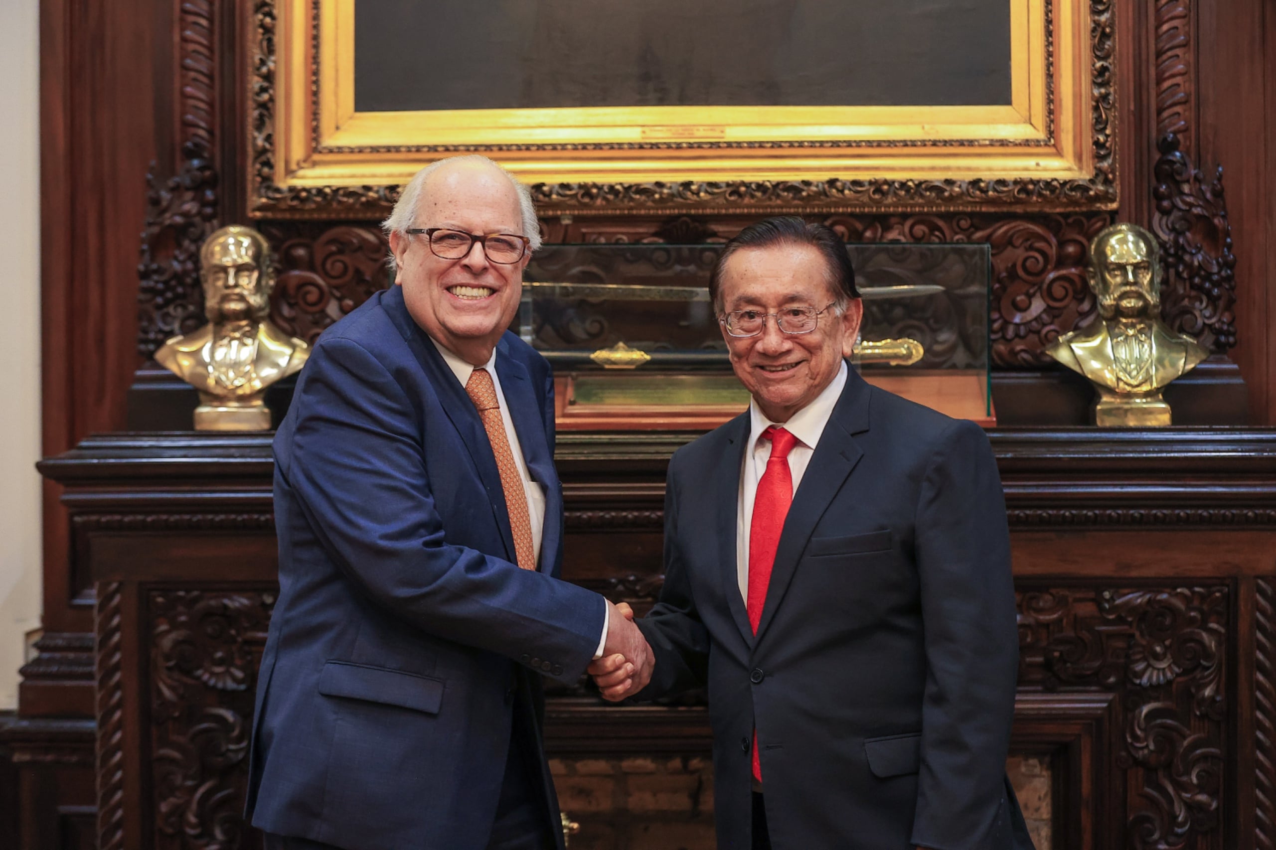 Presidente José María Balcázar junto el titular del BCR, Julio Velarde. (Foto: Presidencia Perú)