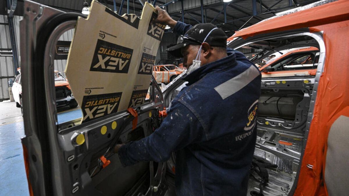 Un empleado trabaja para blindar un vehículo en el taller de la empresa de seguridad Auto Express en Quito. (Foto: AFP)