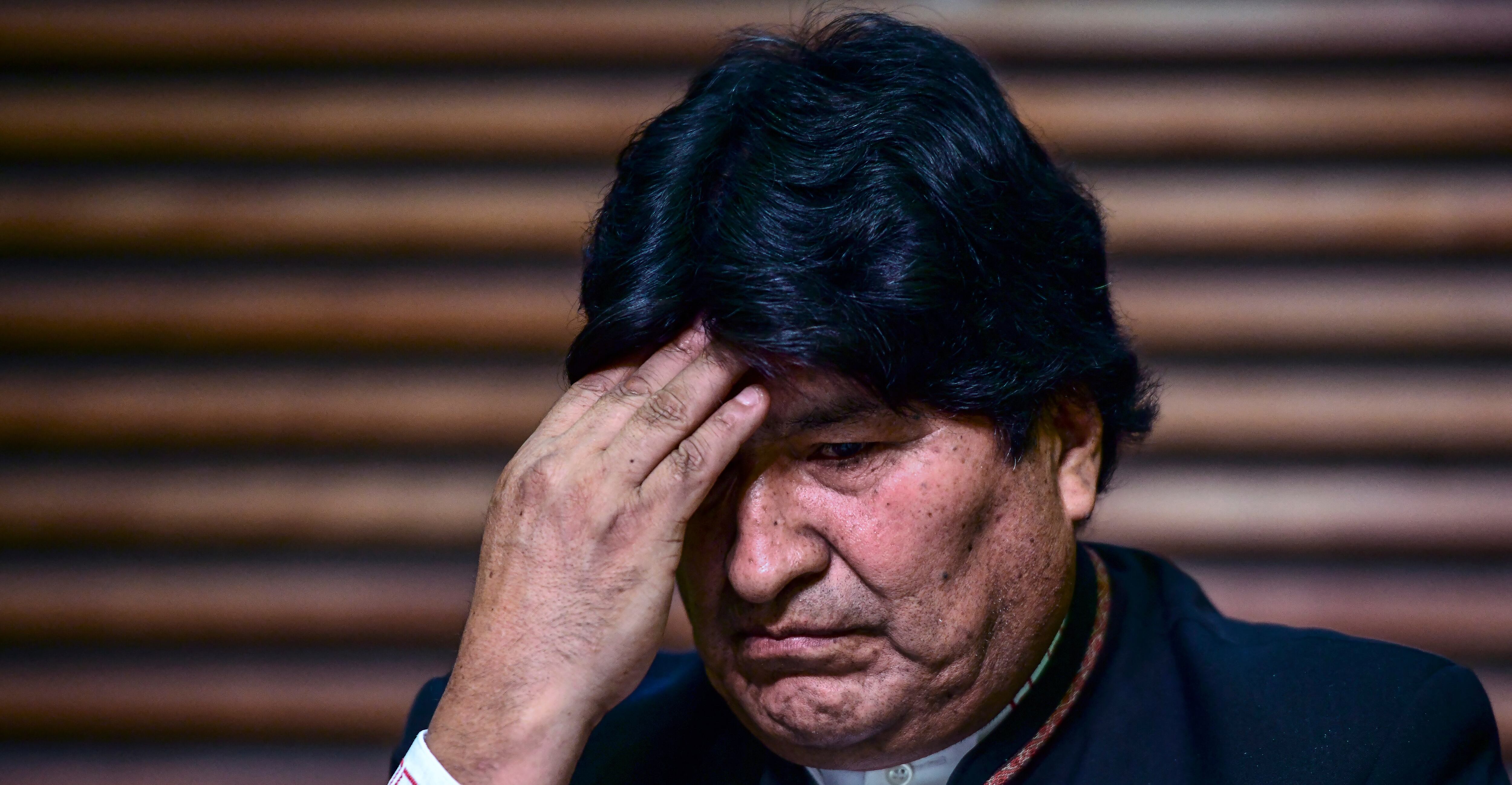 El expresidente de Bolivia Evo Morales hace gestos durante una conferencia de prensa en Buenos Aires, el 21 de febrero de 2020. (Foto de RONALDO SCHEMIDT / AFP).