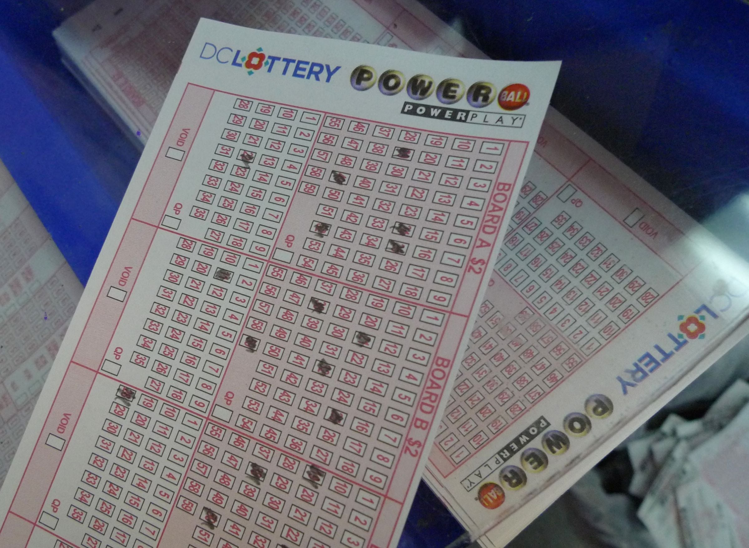 Por lo general, los participantes del Powerball pueden reclamar un premio de hasta $600 en cualquier lotería autorizada de la jurisdicción donde compraron el boleto. (Foto: MANDEL NGAN / AFP)