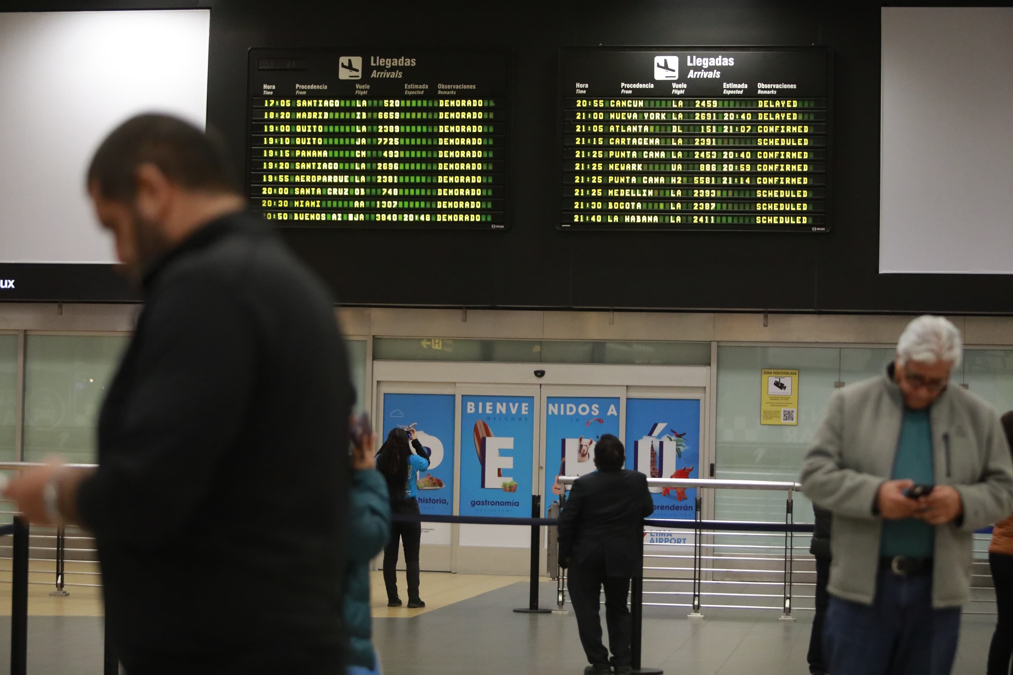 Suspenden vuelos del Aeropuerto Internacional Jorge Chávez debido a problemas técnicos con las luces en la pista de aterrizaje.
Fotos: Julio Reaño/GEC.