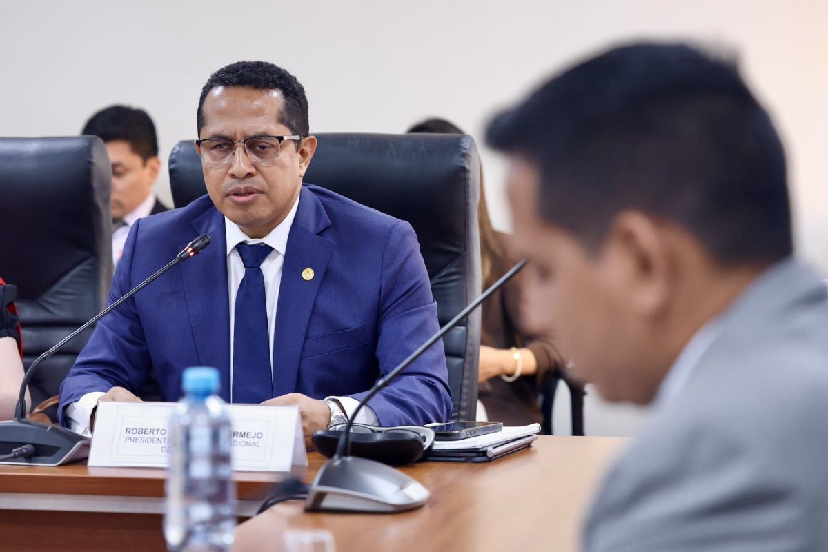 Presidente del JNE negó que hubiera fiscalizadores o policías en el traslado de material electoral hallado en Surquillo y cuestionó la versión oficial de la ONPE.