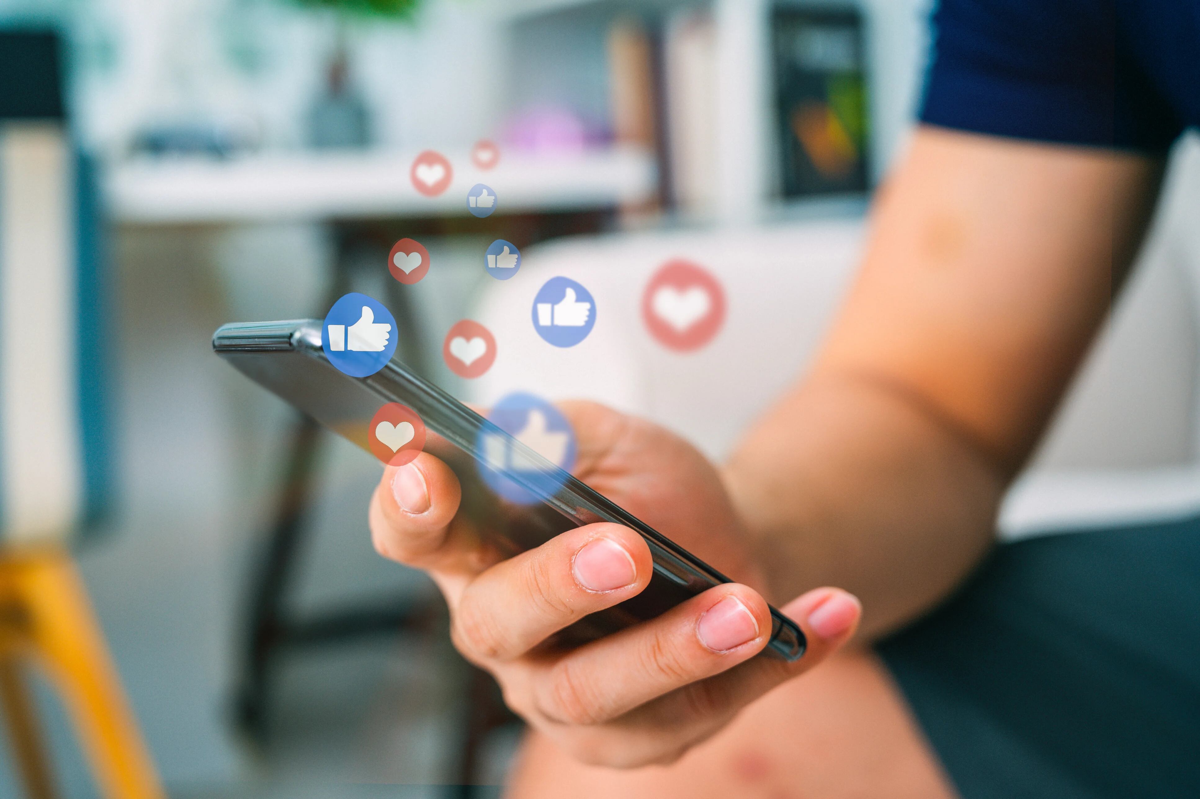 "Una marca con 80 años puede sentirse tremendamente contemporánea si sigue teniendo curiosidad, convicciones y reflejos. Y una nacida hace tres puede sonar vieja si necesita preguntarle a TikTok quién debe ser esta semana." (Foto: iStock)