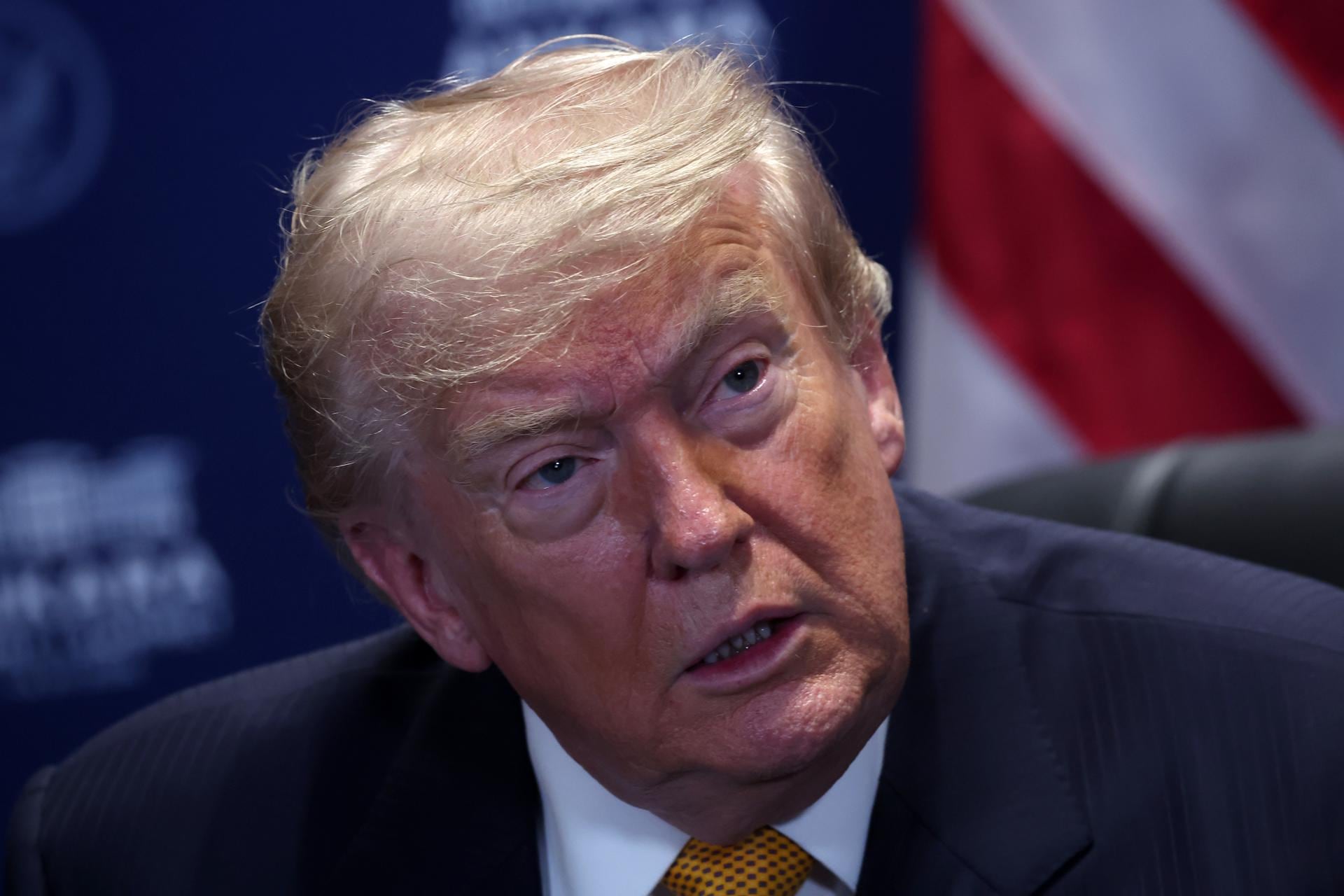 El presidente Donald Trump anunció también que se volverá a aplicar el bloqueo de puertos iraníes. Foto: EFE / FILIP SINGER.