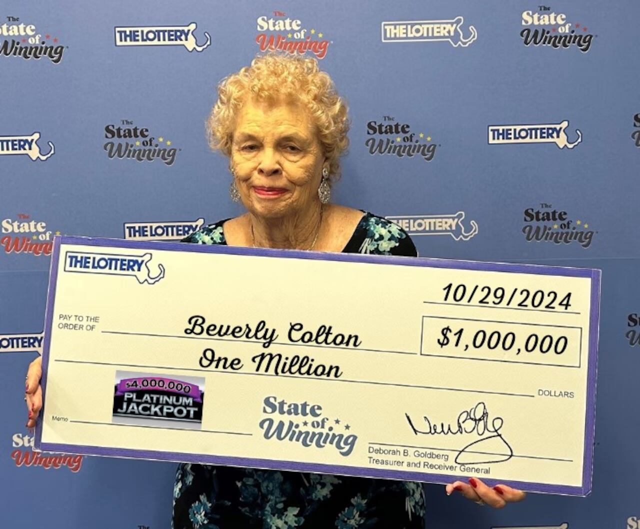Beverly Colton recibiendo su premio de US$1 millón (Foto: Lotería de Massachusetts)