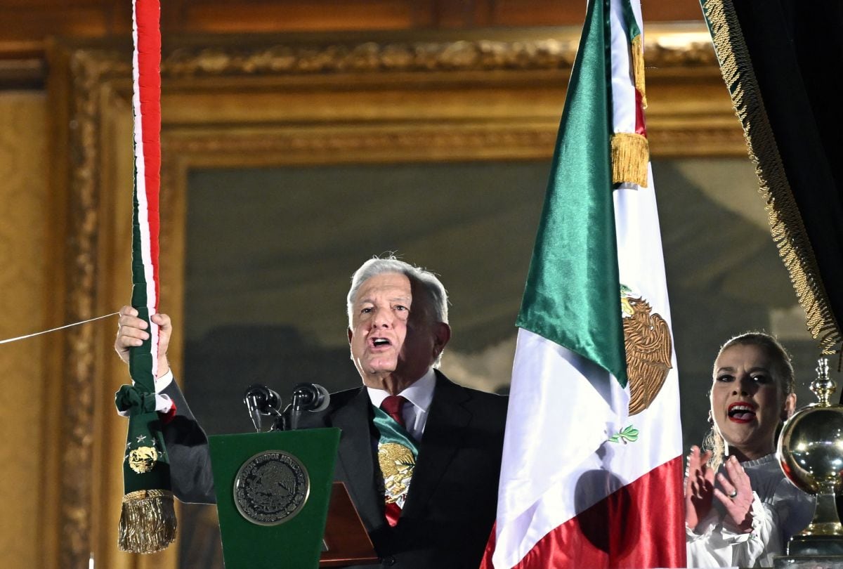 El presidente de México, Andrés Manuel López Obrador, habla junto a su esposa Beatriz Gutiérrez durante la ceremonia "El Grito" que marca el inicio de las celebraciones del Día de la Independencia desde el balcón principal del Palacio Nacional en la Ciudad de México el 15 de septiembre de 2023 (Foto: Alfredo Estrella / AFP)