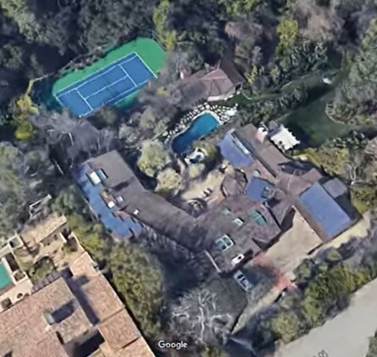 Vista aérea de la mansión que vende Jim Carrey en California (Foto: Google)