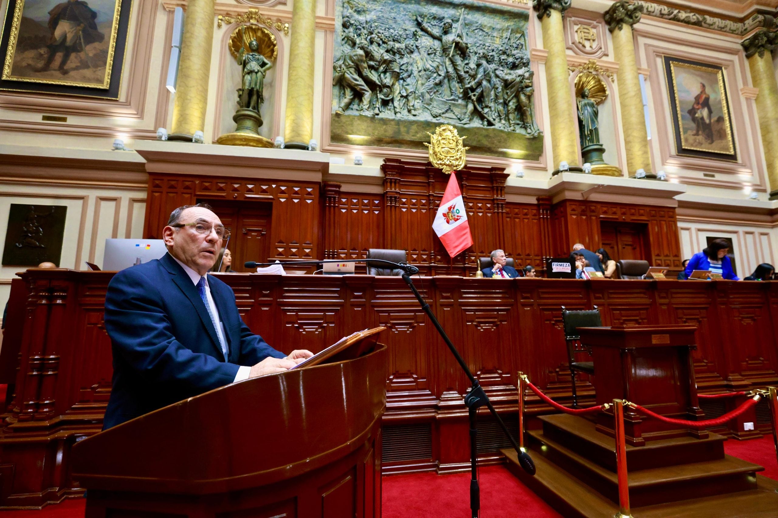 El titular del Minem, Ángelo Alfaro, reiteró que el oleaje anómalo en el litoral del Callao impide a Zeta Gas abastecerse de gas, lo que complica a la cadena de suministro. Foto: Congreso
