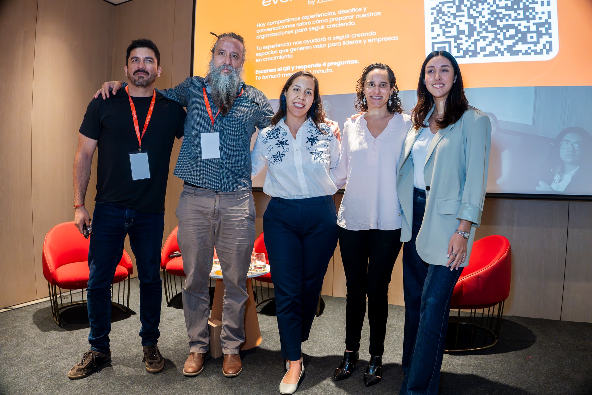 Luis Pineda, fundador y CEO de Santolivo; Javier Graña, CEO y DGC de Agencia Nodos; y Lucía Farfán, fundadora y CEO de LimaLinen junto a miembros de Asertiva Consulting.