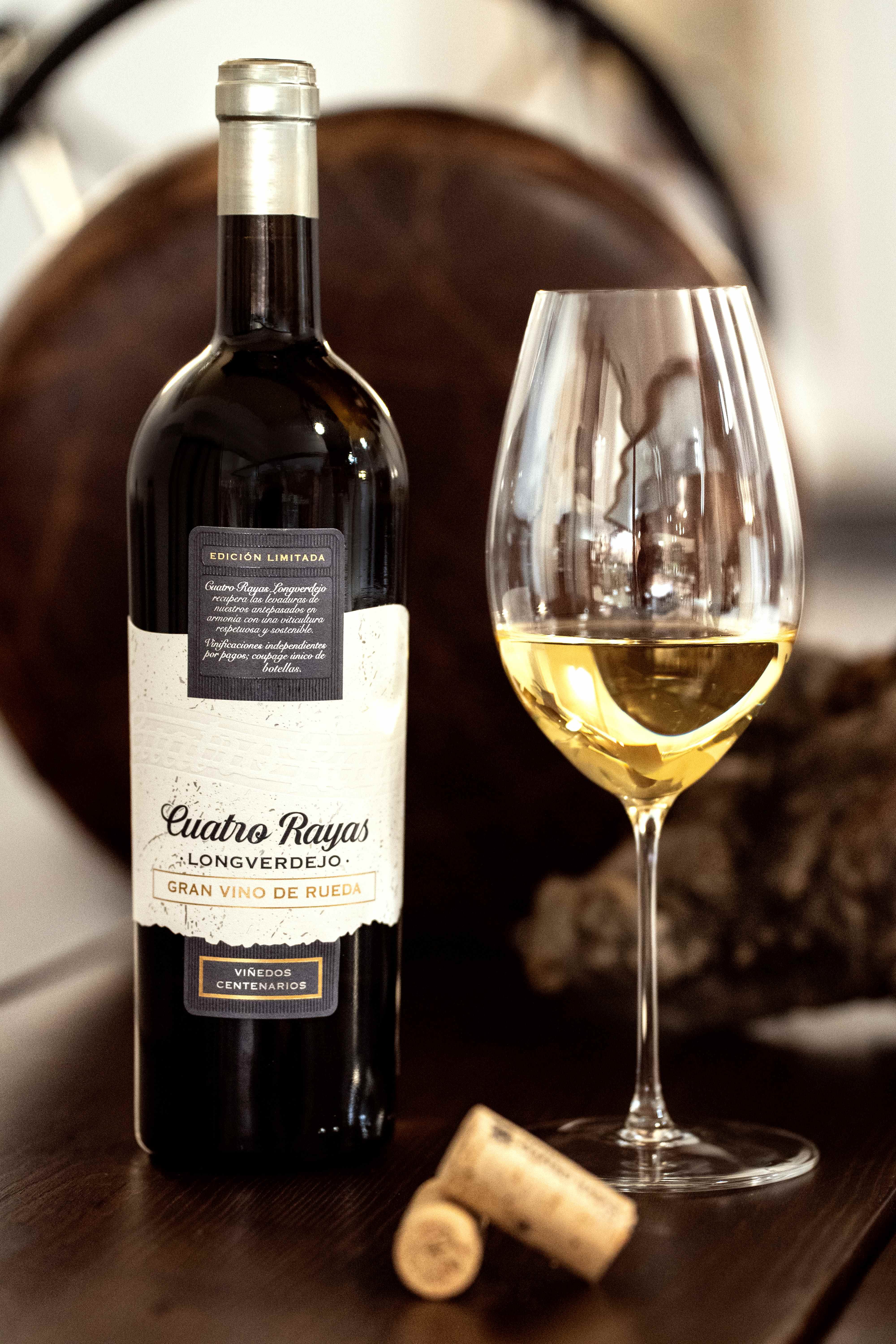 Bodega Cuatro Rayas en el Perú ofrece siete vinos blancos y un tinto.