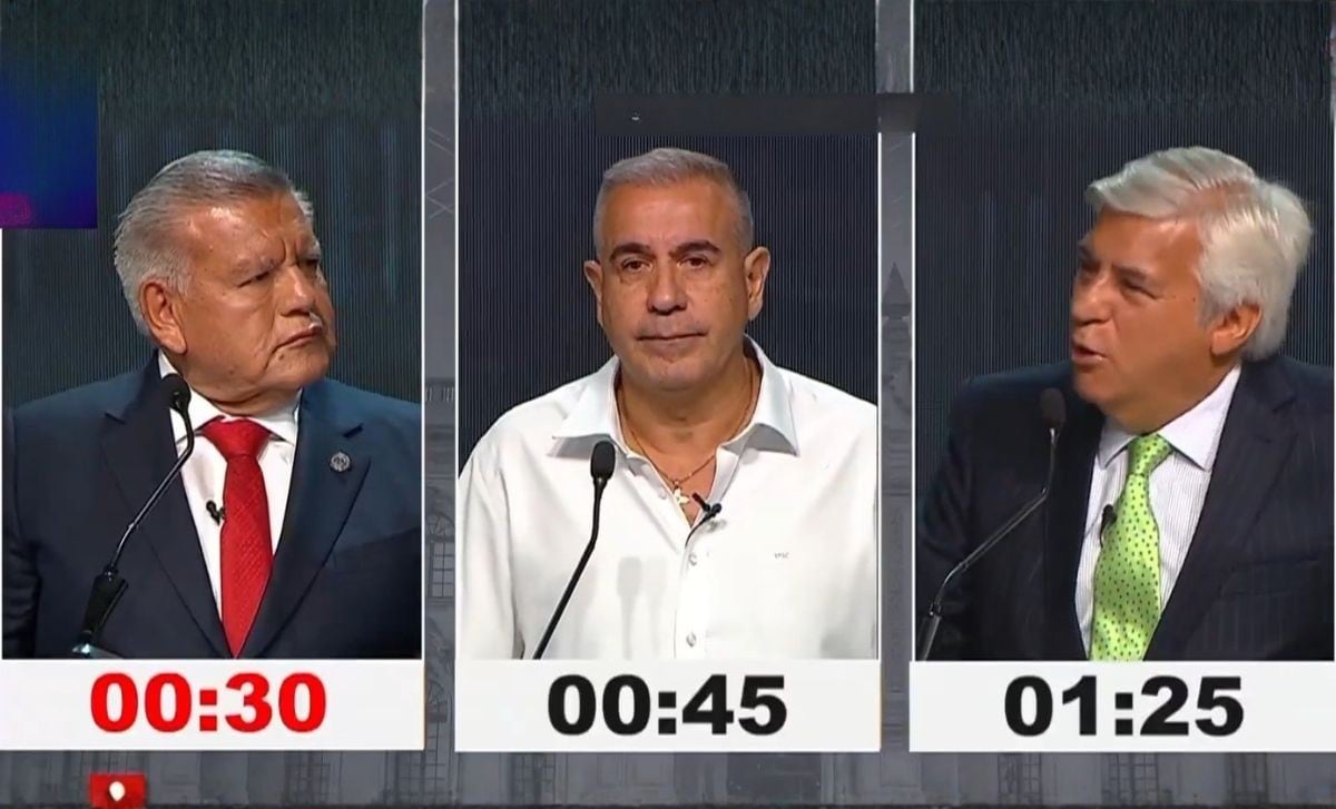 Intenso momento el que se vivió entre Fernando Olivera y César Acuña durante el debate presidencial, la noche del lunes. Foto: Captura TV.