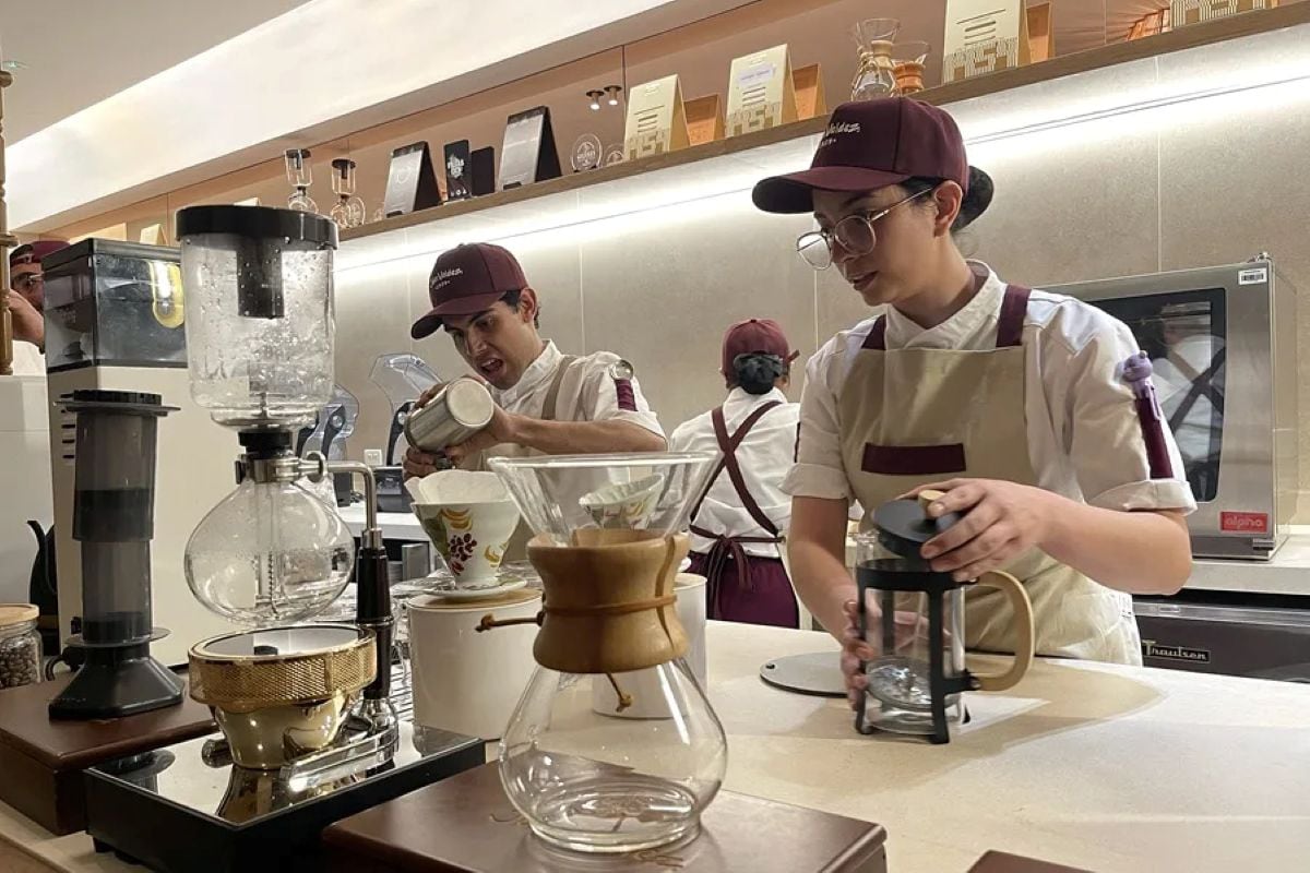 La nueva tienda Juan Valdez en Bogotá es la más grande de la cadena y busca posicionarse como un referente de la cultura cafetera colombiana. Foto: EFE.