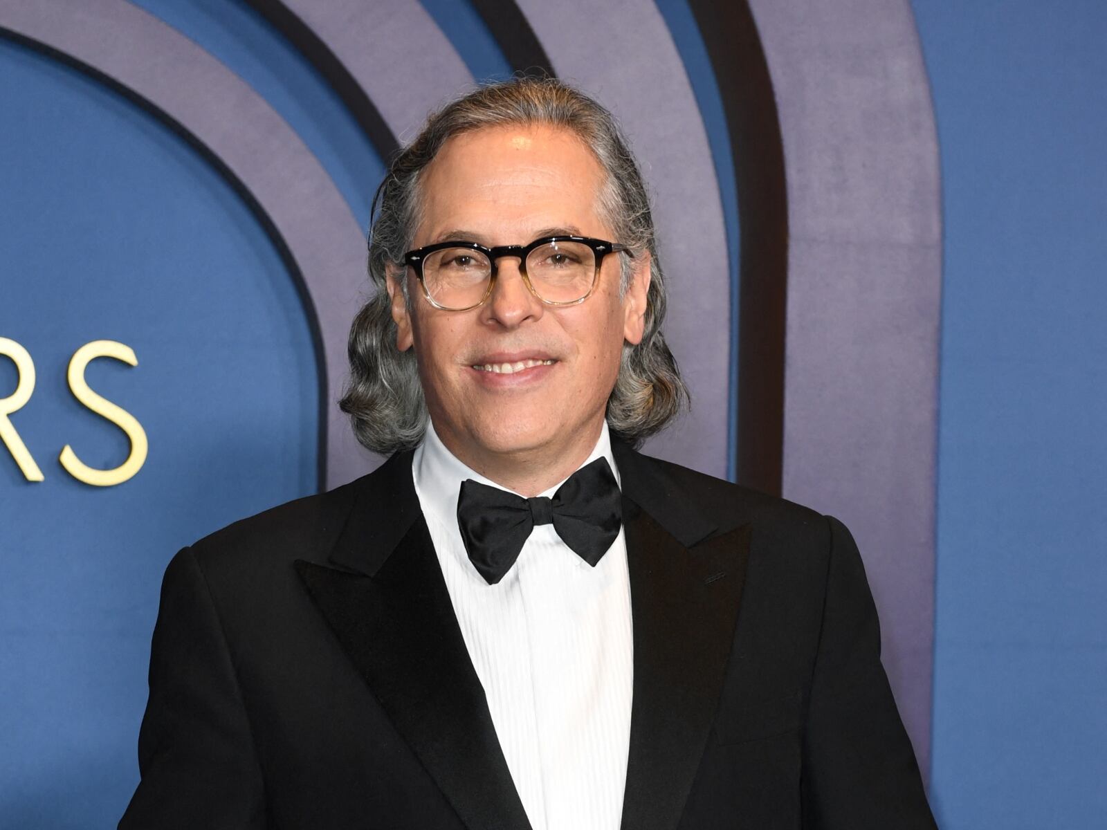 El fotógrafo mexicano Rodrigo Prieto posando para las cámaras en la gala de la ceremonia de entrega de los Oscars 2020 (Foto: AFP)