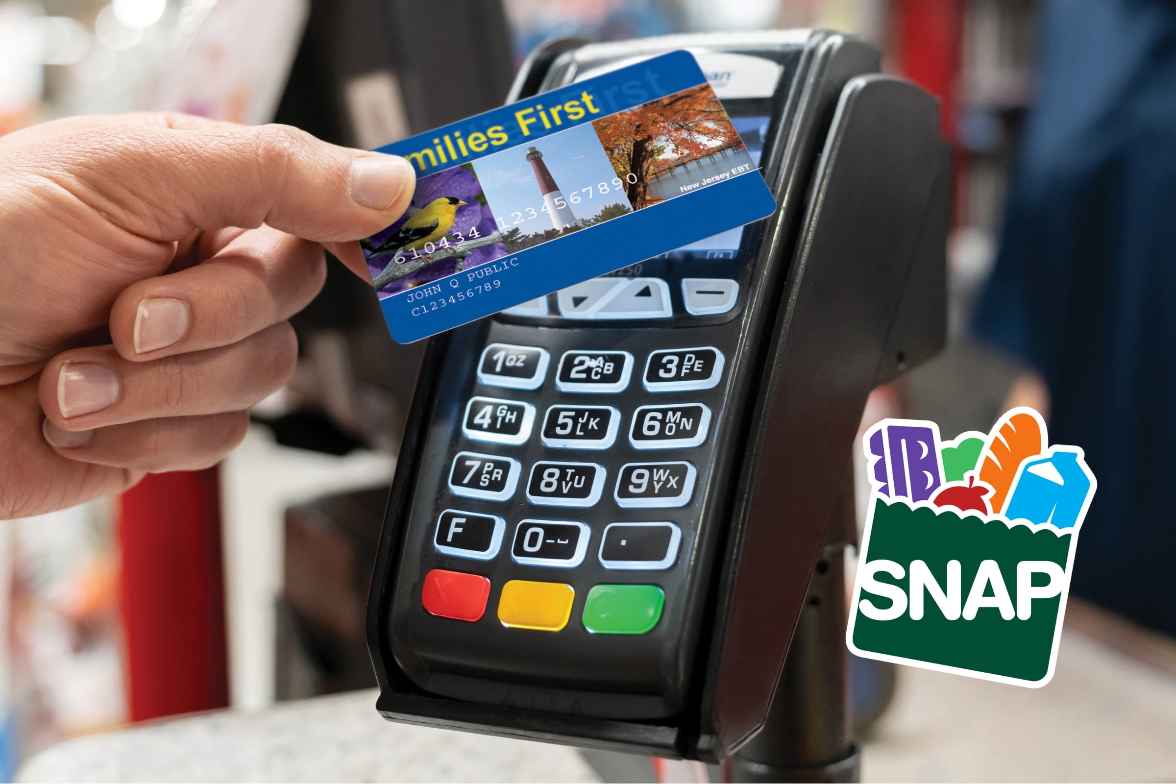 Los beneficiarios de SNAP reciben su dinero para comprar a través de unas tarjetas EBT (Foto: USDA)