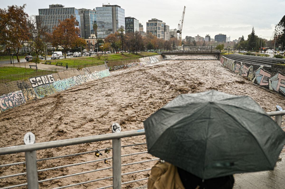 Una persona observa el caudal del río Mapocho en Santiago el 23 de junio de 2023 (Foto: Martín Bernetti / AFP)