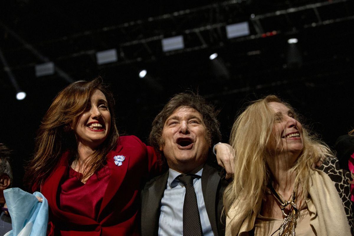 Javier Milei con su compañera de fórmula, Victoria Villarruel, izquierda, y su hermana Karina en un mitin de cierre de campaña en Buenos Aires el 18 de octubre de 2023. Fotógrafo: Anita Pouchard Serra/Bloomberg