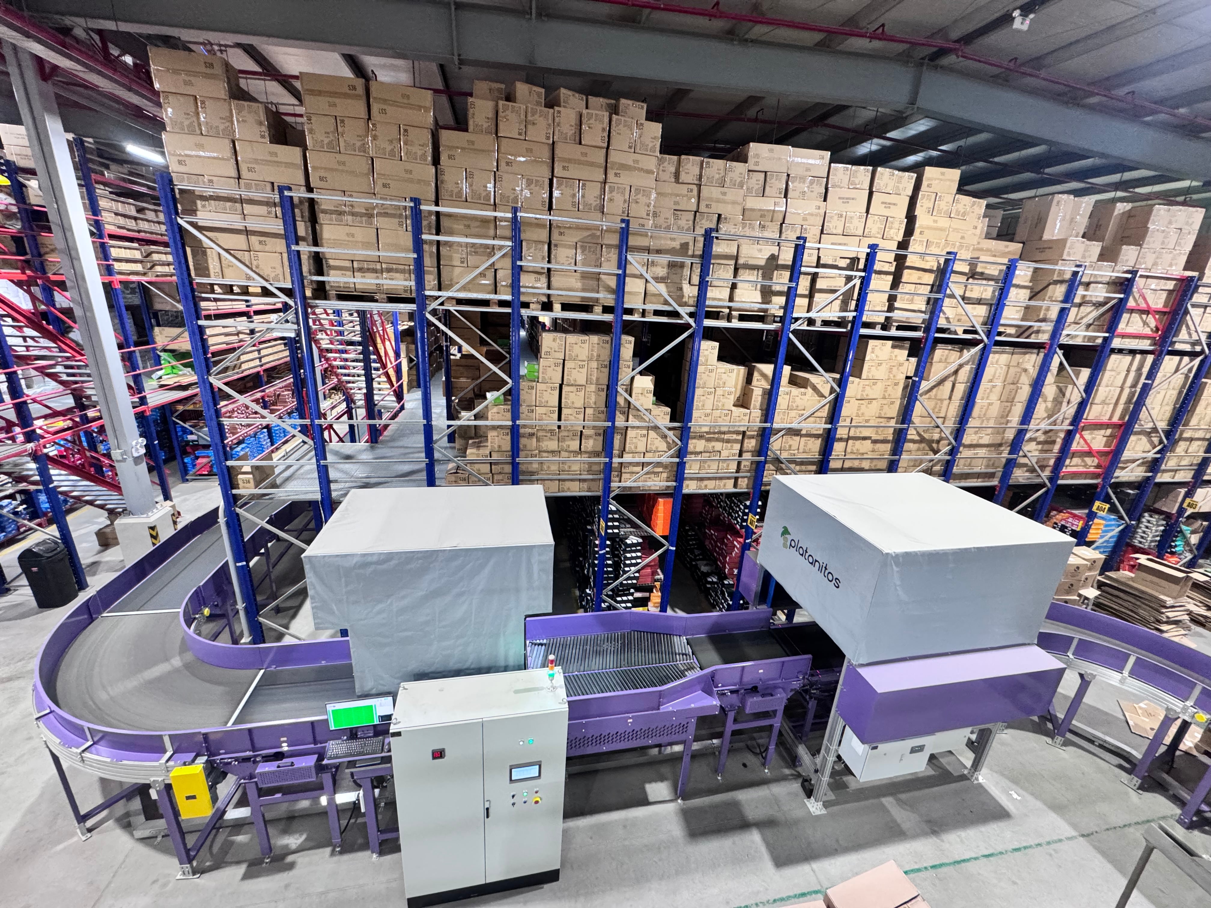 Platanitos incorpora tecnología RFID y antenas lectoras para mejorar la precisión del inventario y agilizar la gestión de mercadería.
