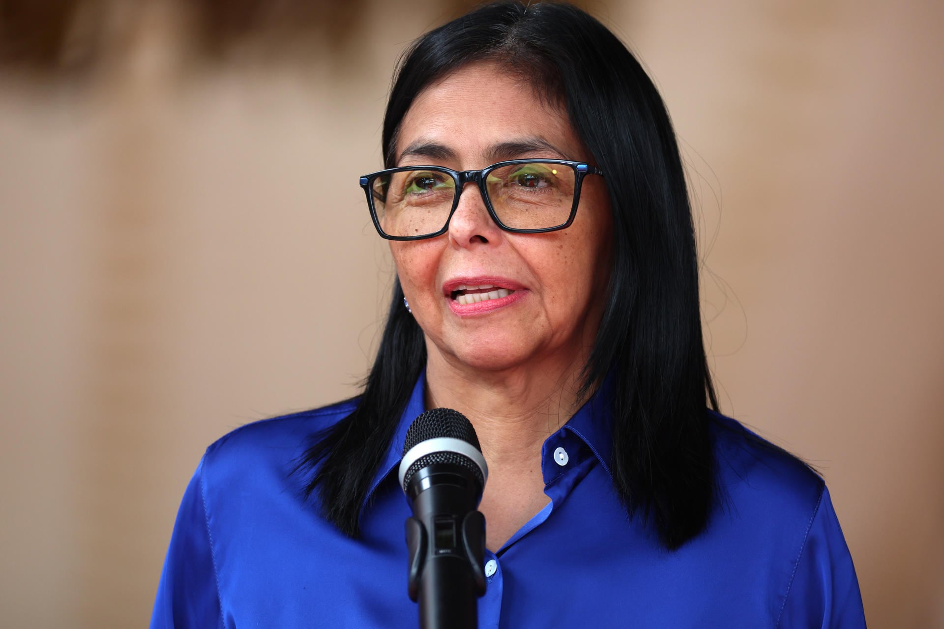 La presidenta encargada de Venezuela, Delcy Rodríguez, habla en una rueda de prensa en Caracas. (EFE/ Miguel Gutierrez).
